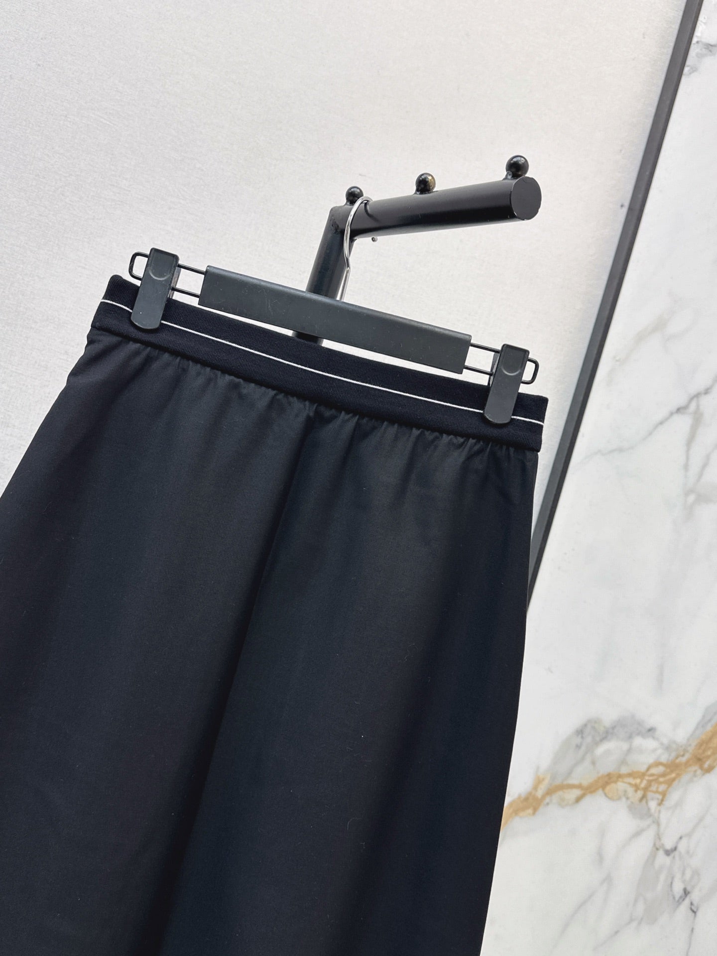 26FW New Long Skirt with Elastic Waist and Triangle Logo Detail 🖤