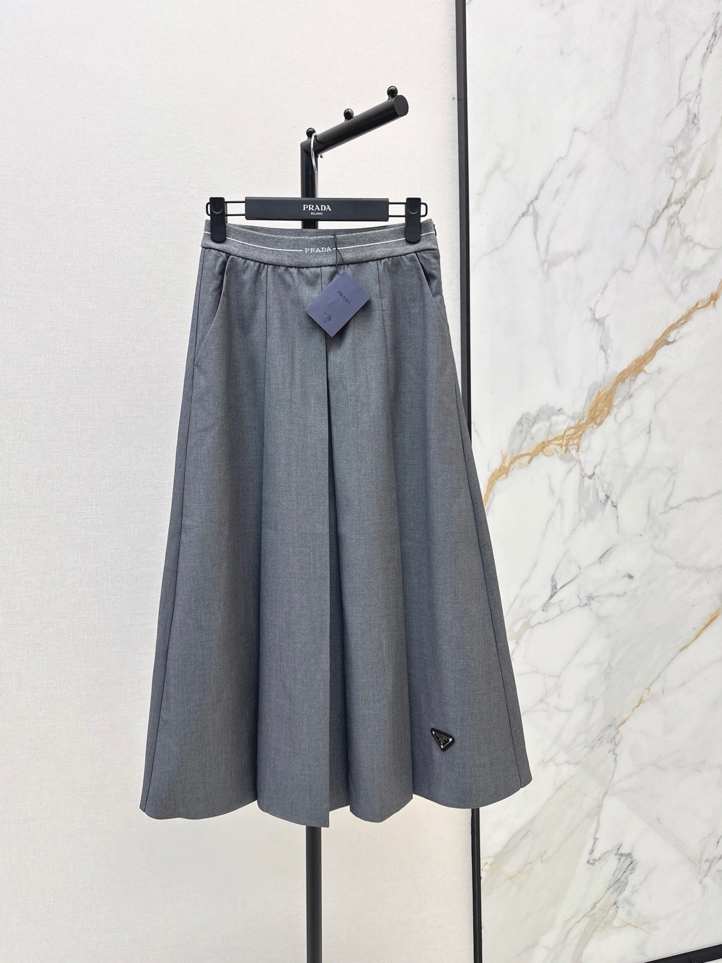 26FW New Long Skirt with Elastic Waist and Triangle Logo Detail 🖤