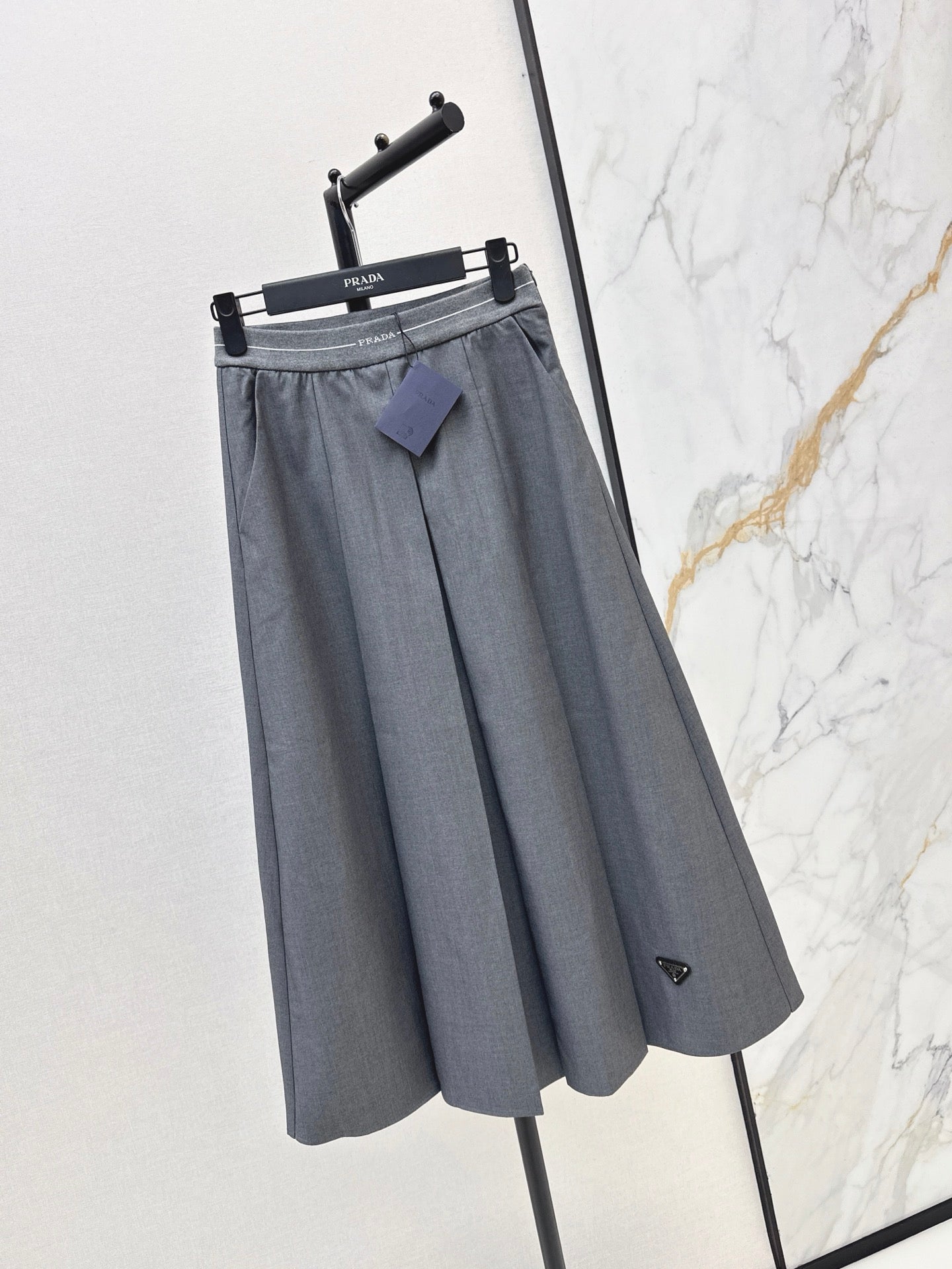 26FW New Long Skirt with Elastic Waist and Triangle Logo Detail 🖤