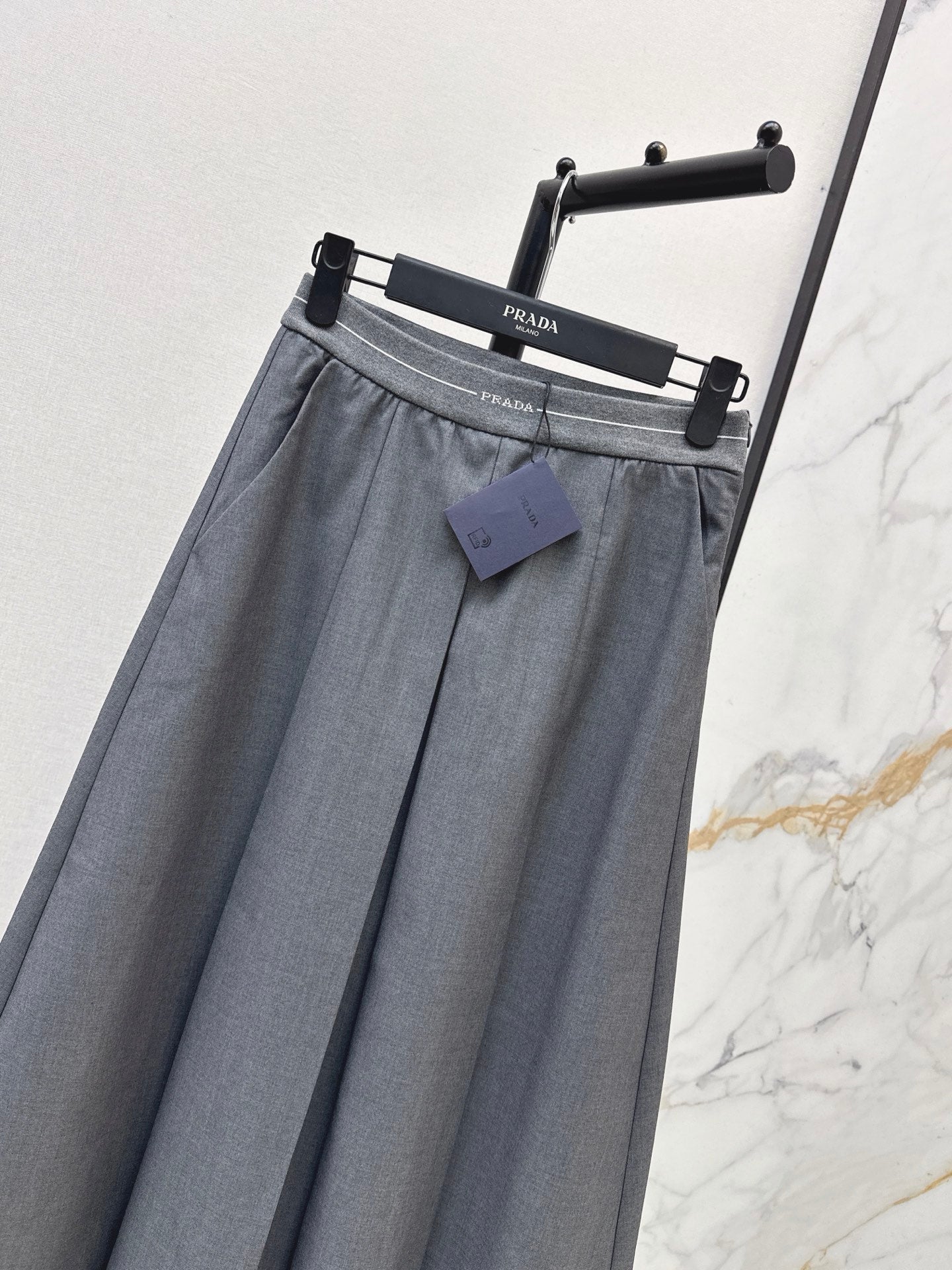 26FW New Long Skirt with Elastic Waist and Triangle Logo Detail 🖤