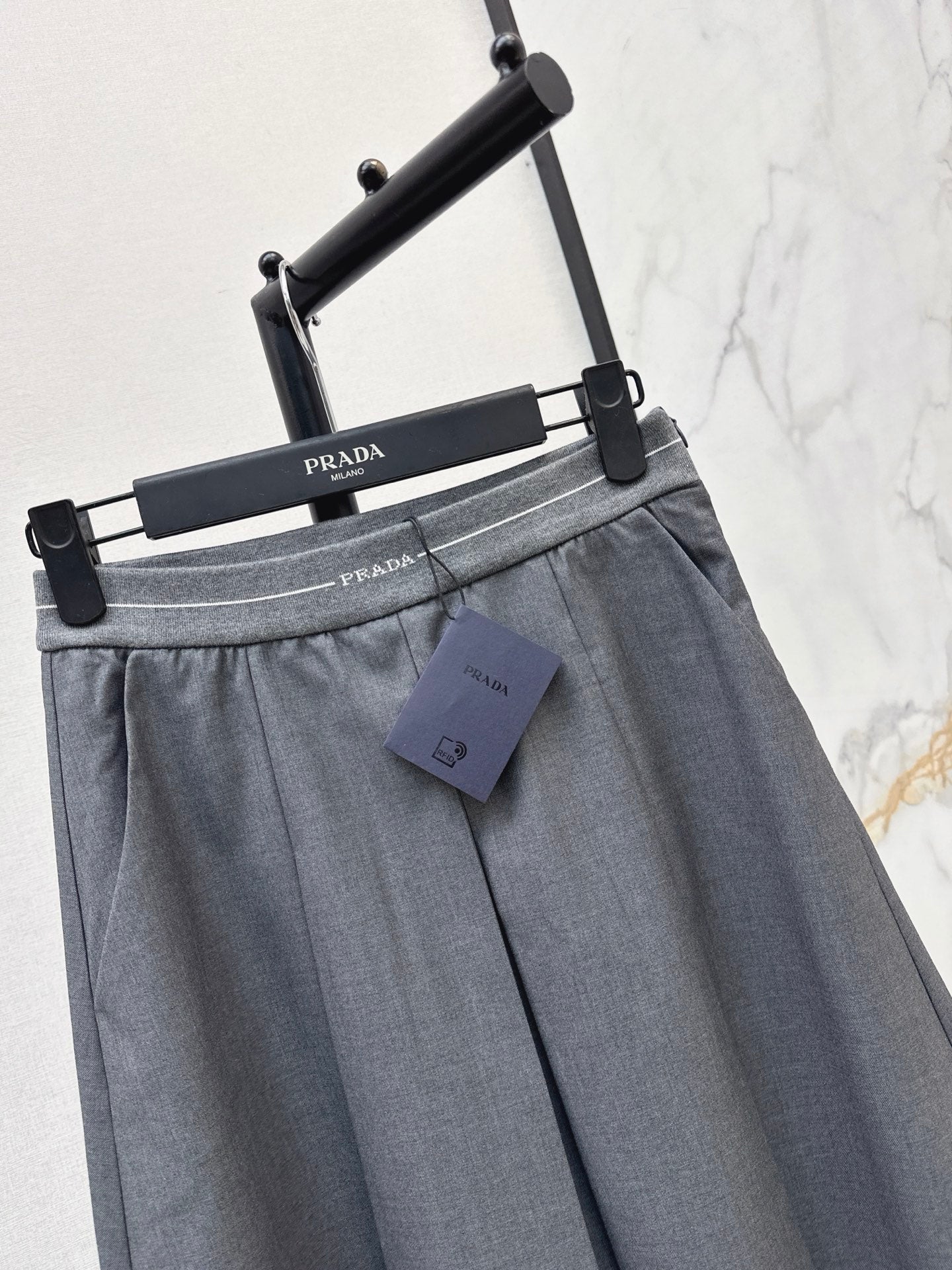 26FW New Long Skirt with Elastic Waist and Triangle Logo Detail 🖤