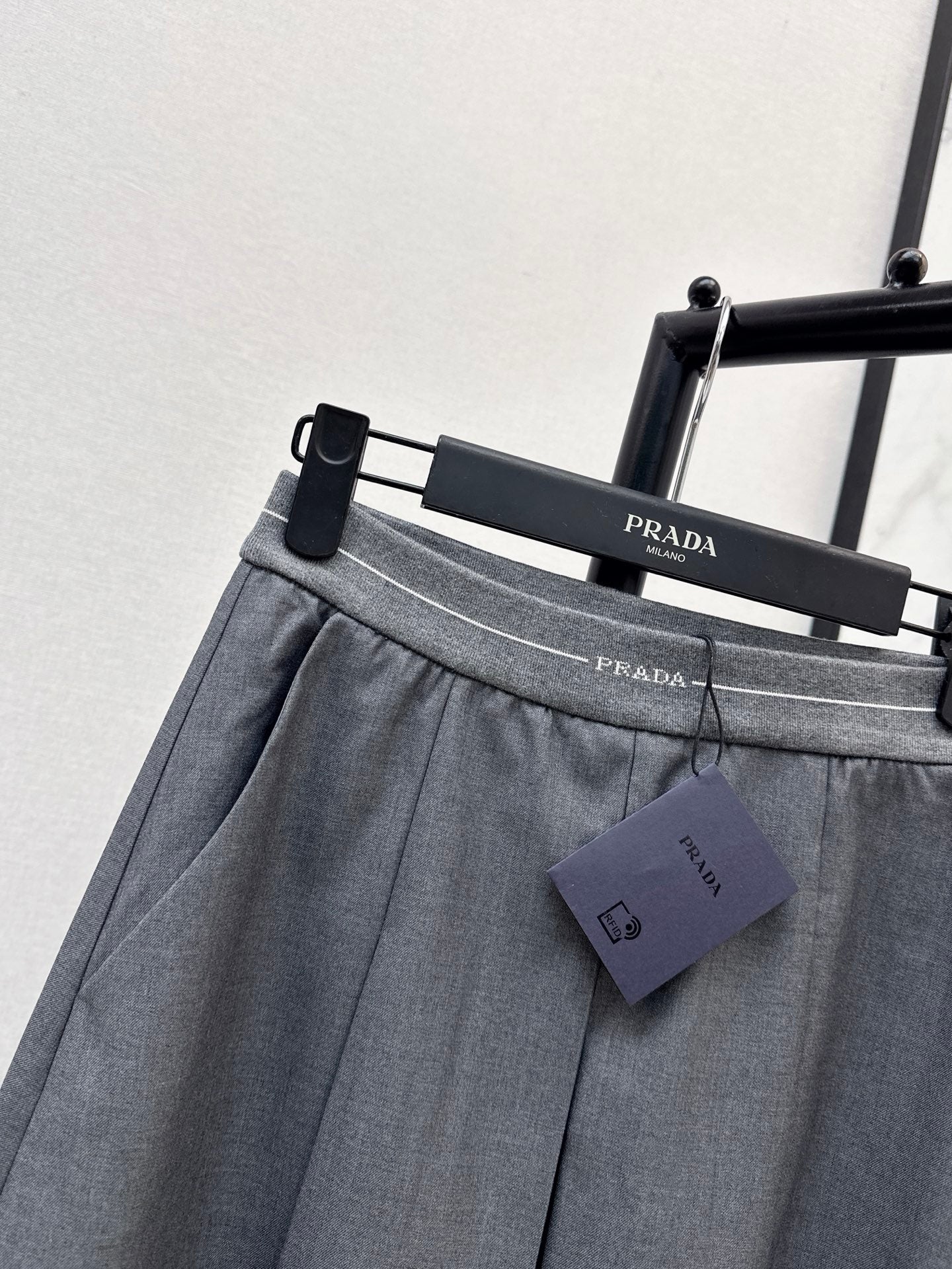 26FW New Long Skirt with Elastic Waist and Triangle Logo Detail 🖤