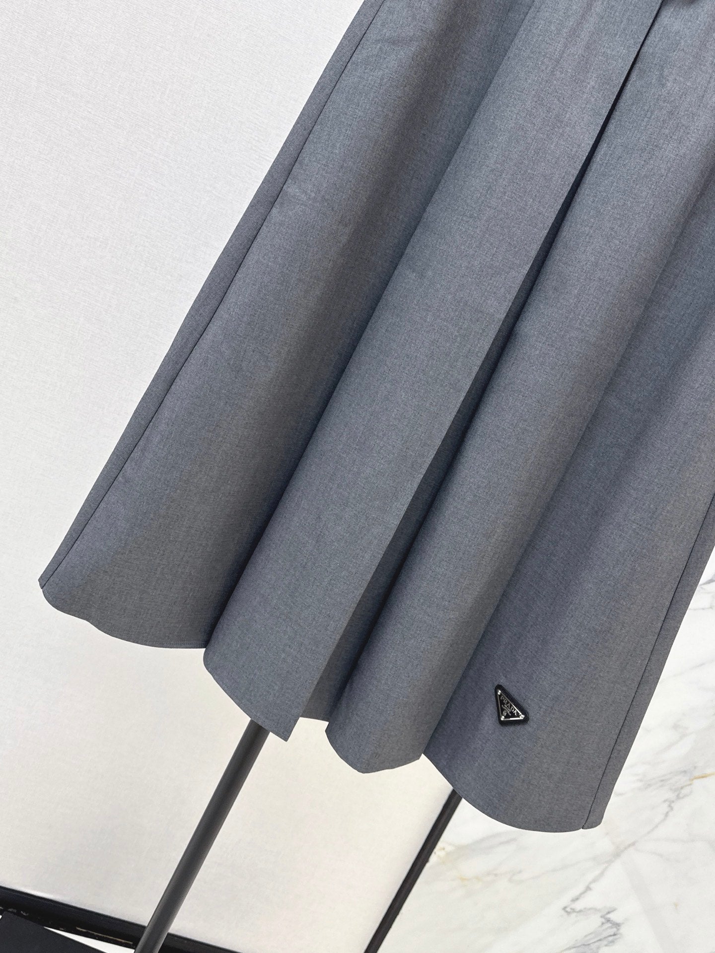 26FW New Long Skirt with Elastic Waist and Triangle Logo Detail 🖤