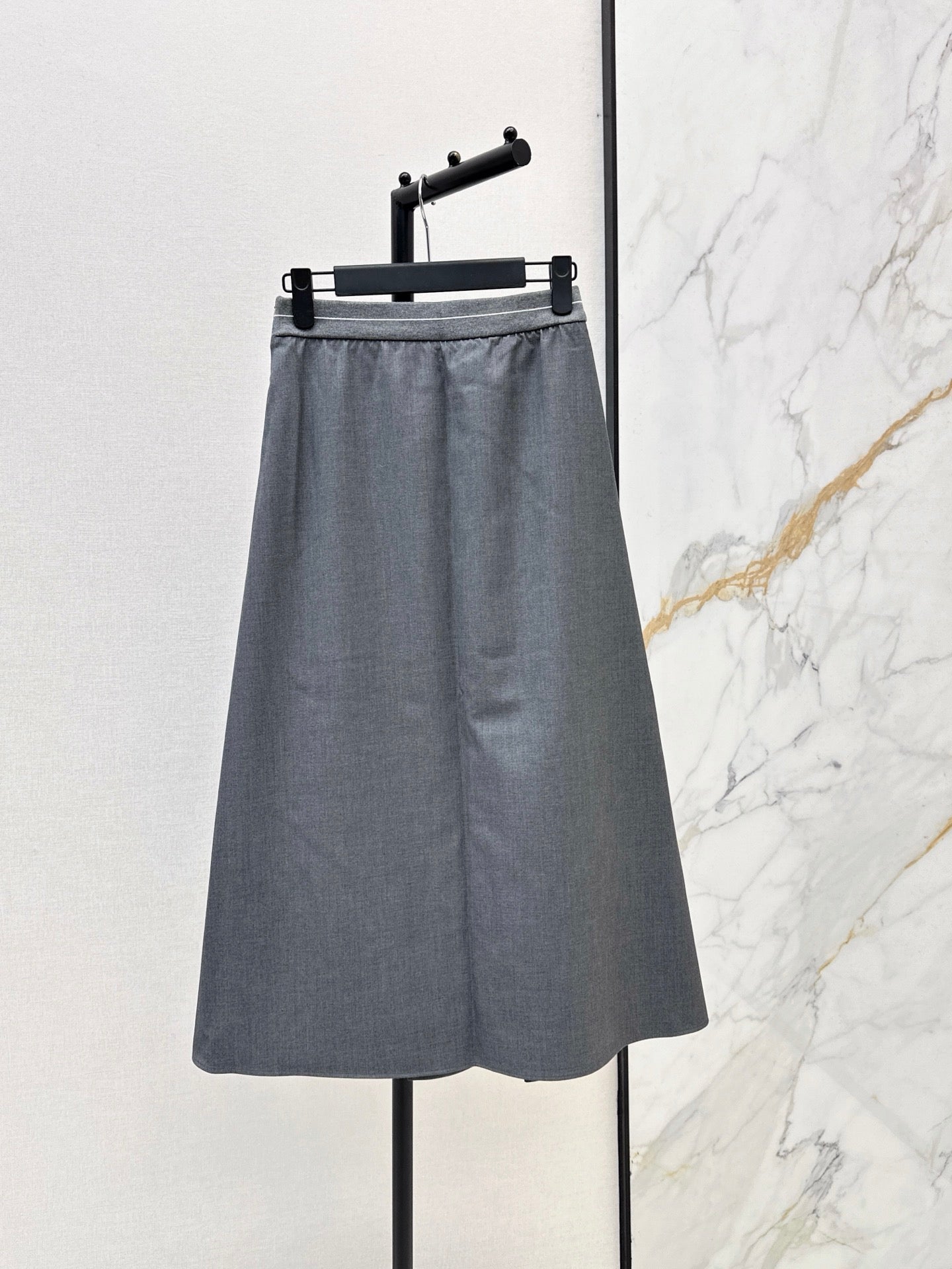 26FW New Long Skirt with Elastic Waist and Triangle Logo Detail 🖤