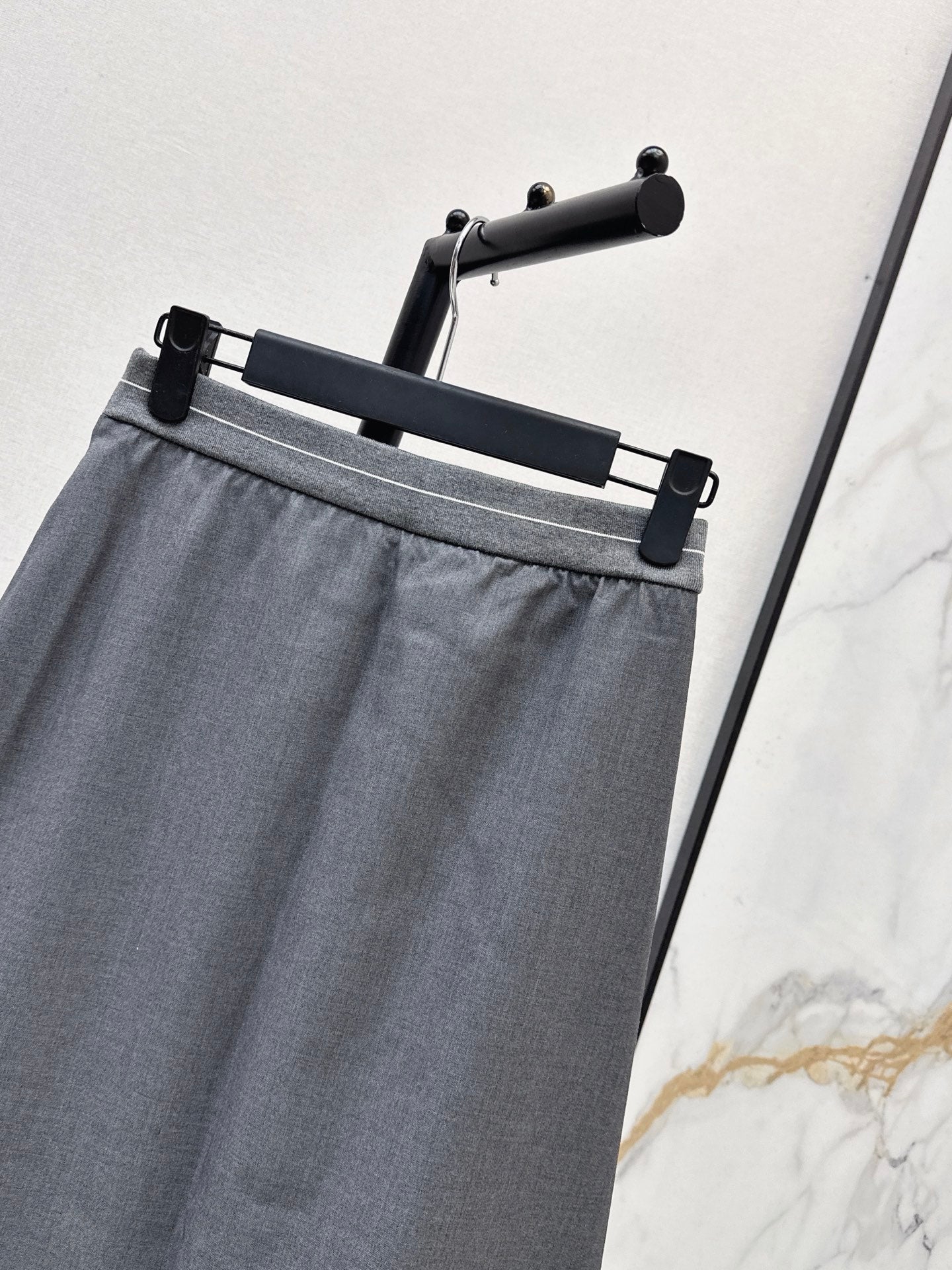 26FW New Long Skirt with Elastic Waist and Triangle Logo Detail 🖤