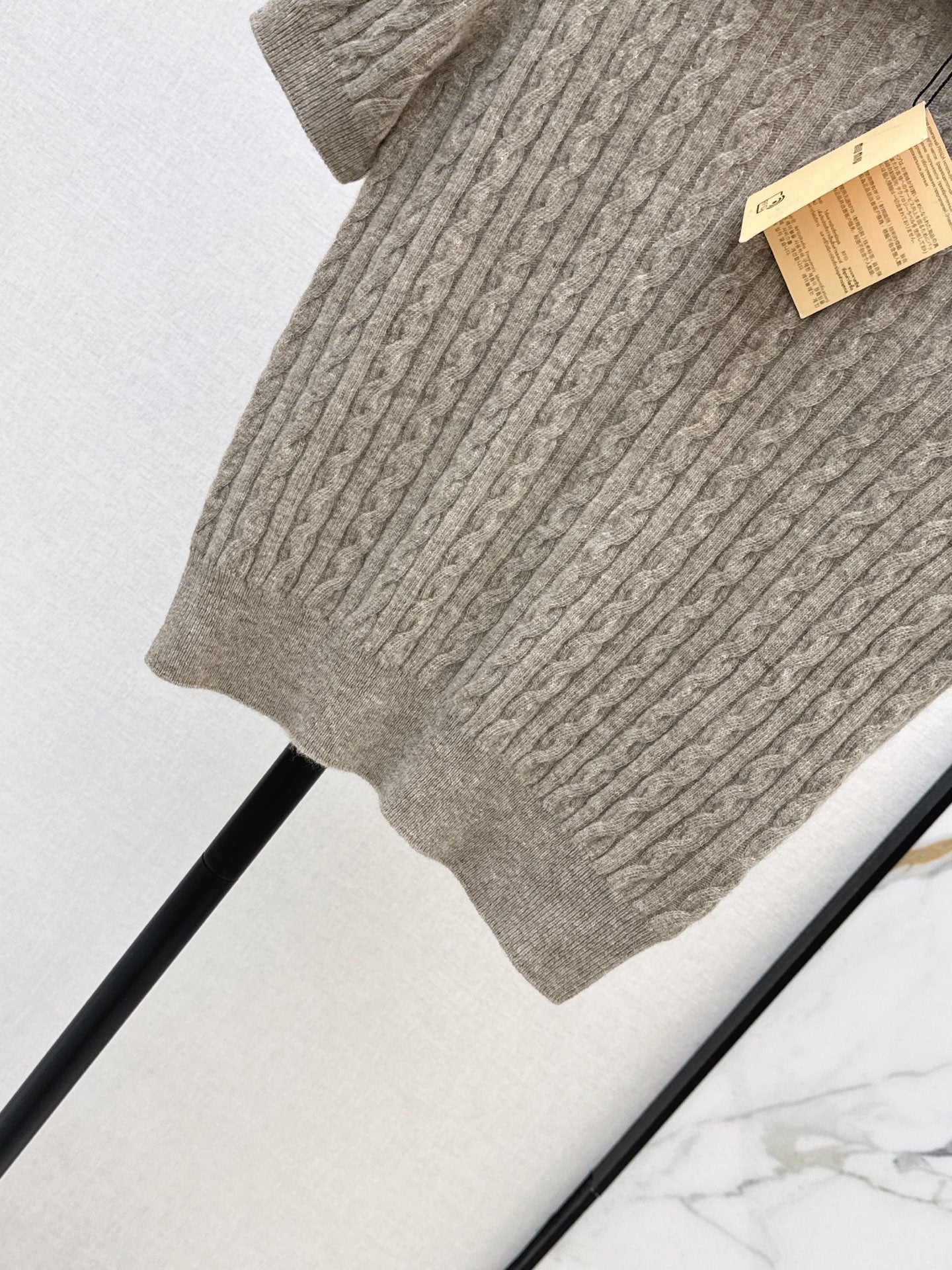 26FW New Short-Sleeve Cable-Knit Top with Faux-Layered Design 🤎
