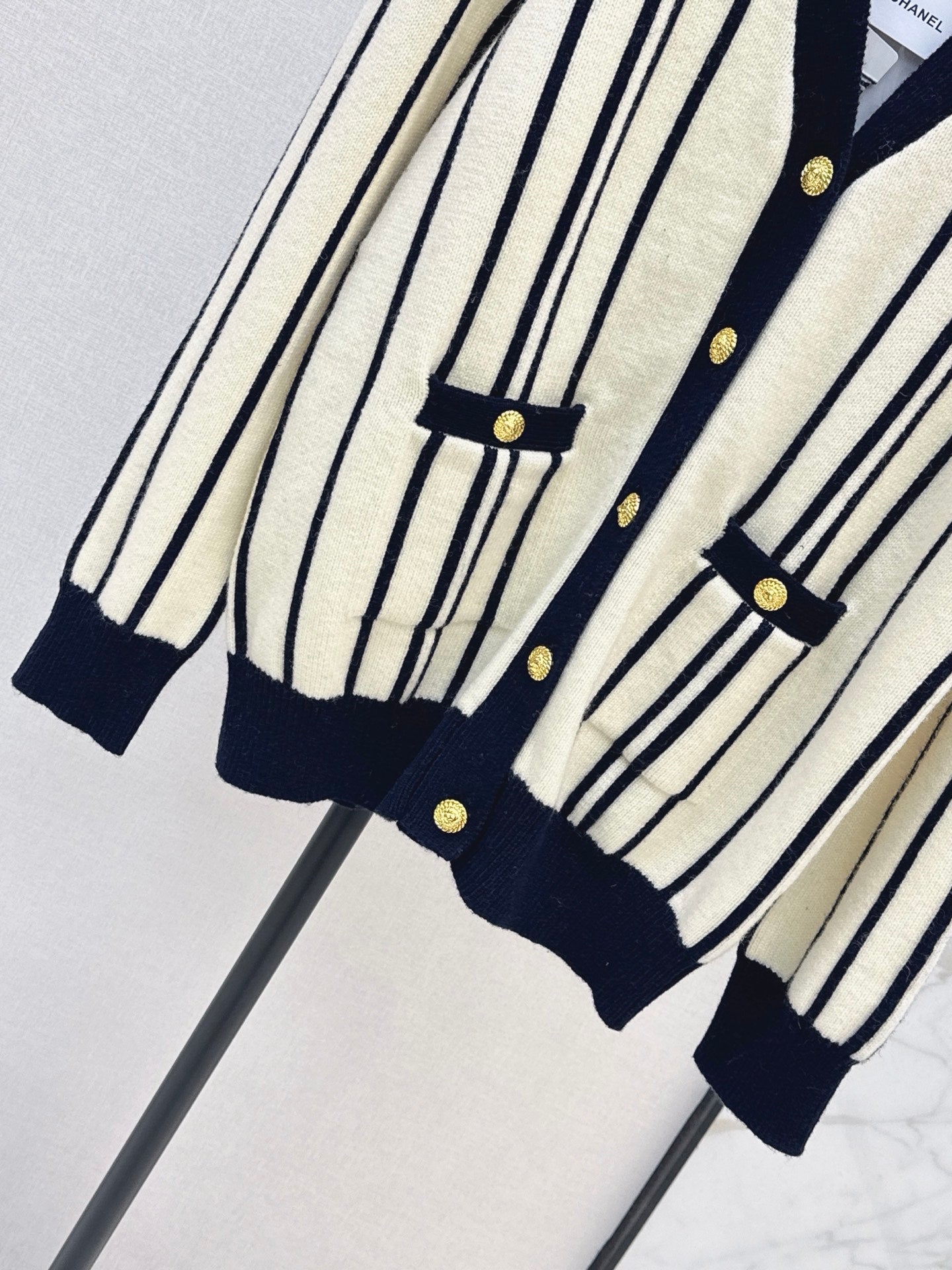 26FW New Vertical-Stripe V-Neck Long-Sleeve Knit Cardigan 🖤