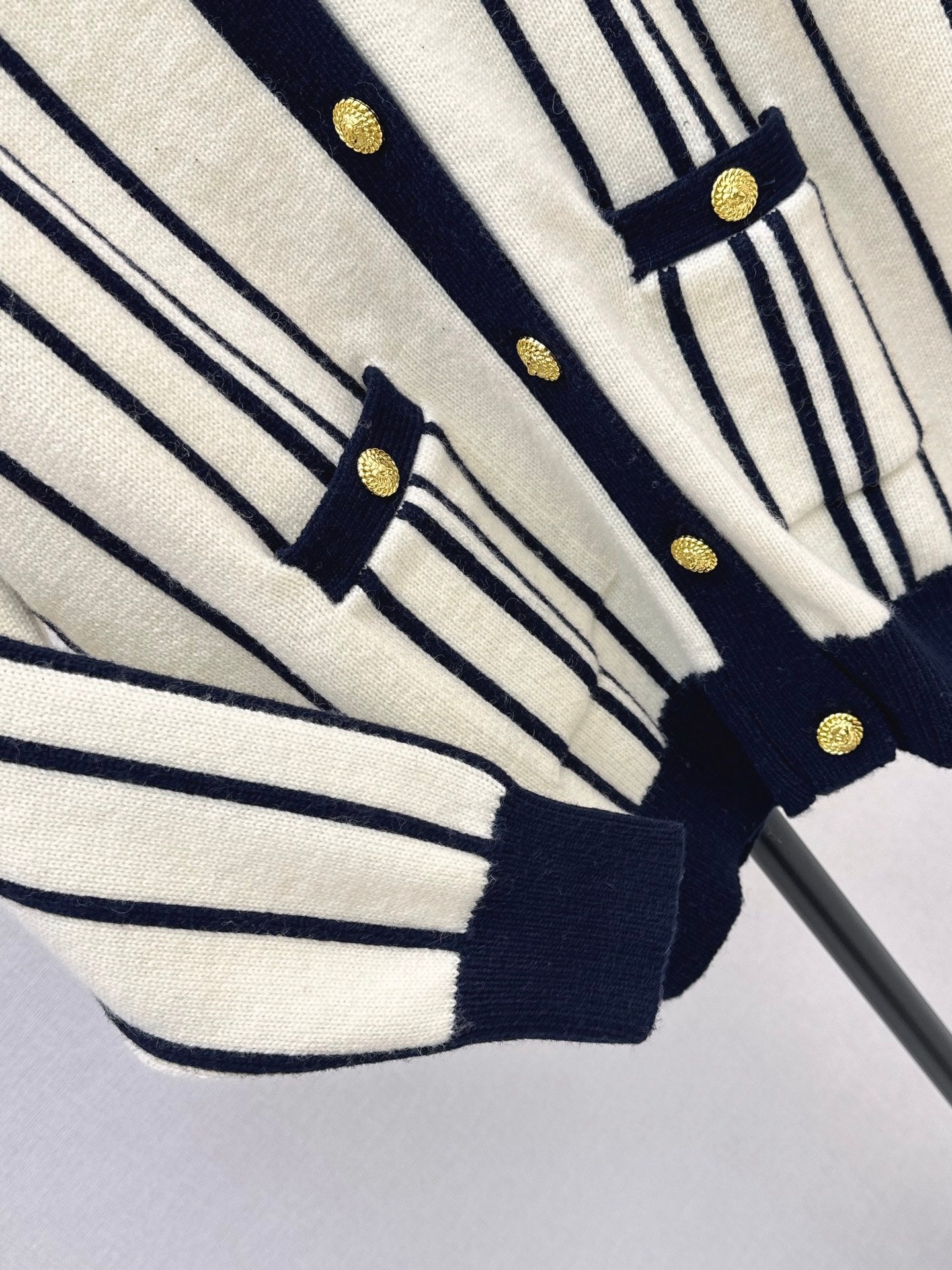 26FW New Vertical-Stripe V-Neck Long-Sleeve Knit Cardigan 🖤