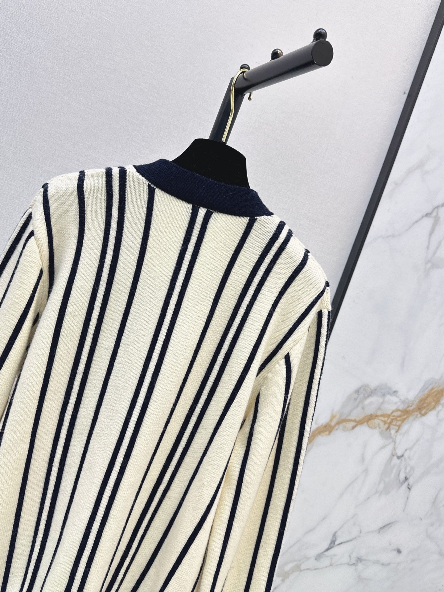 26FW New Vertical-Stripe V-Neck Long-Sleeve Knit Cardigan 🖤