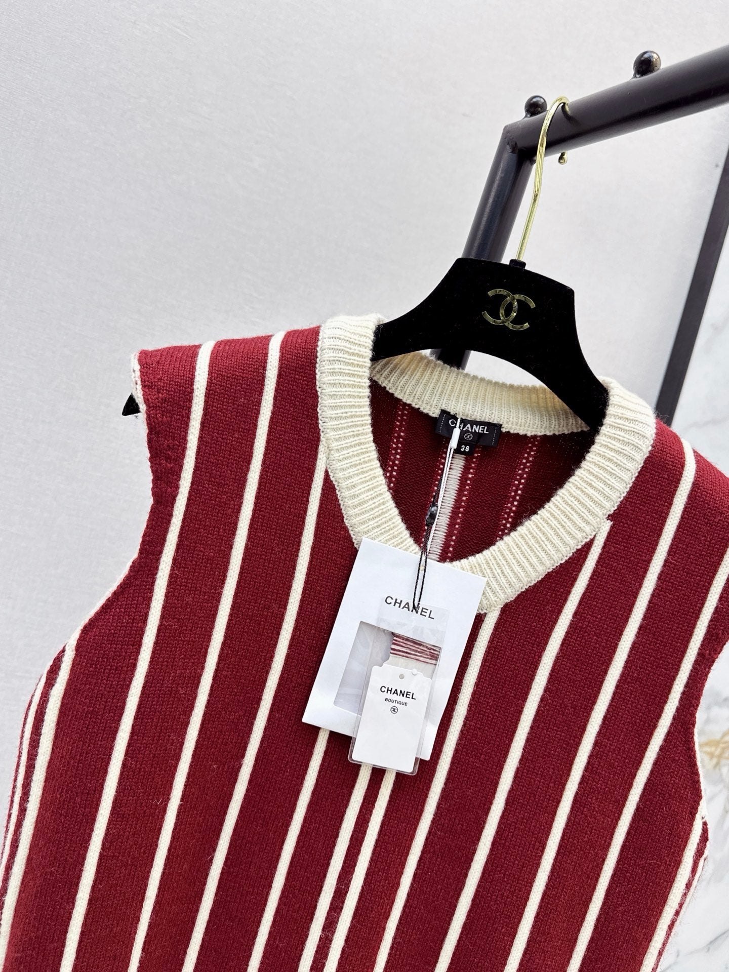 26FW New Vertical-Stripe V-Neck Knit Vest 🖤