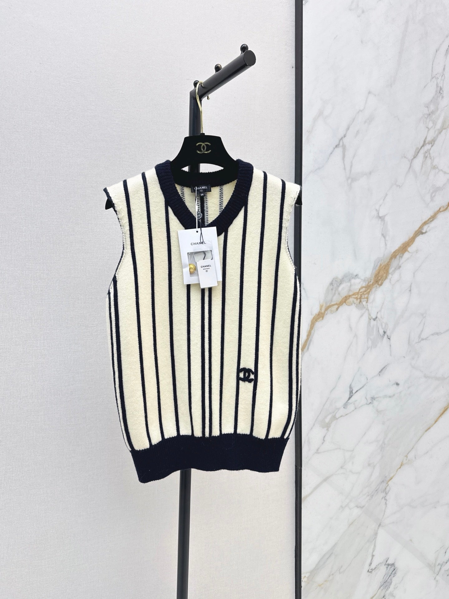 26FW New Vertical-Stripe V-Neck Knit Vest 🖤
