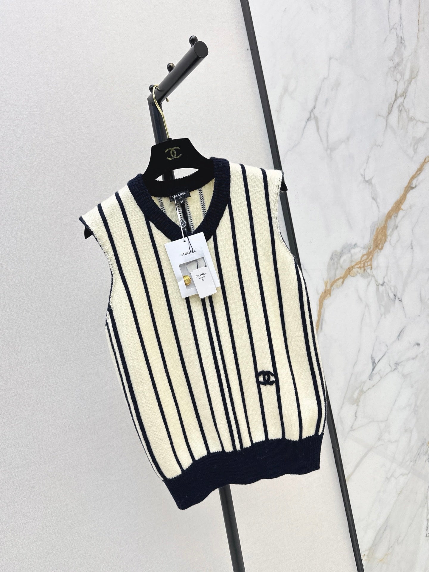 26FW New Vertical-Stripe V-Neck Knit Vest 🖤
