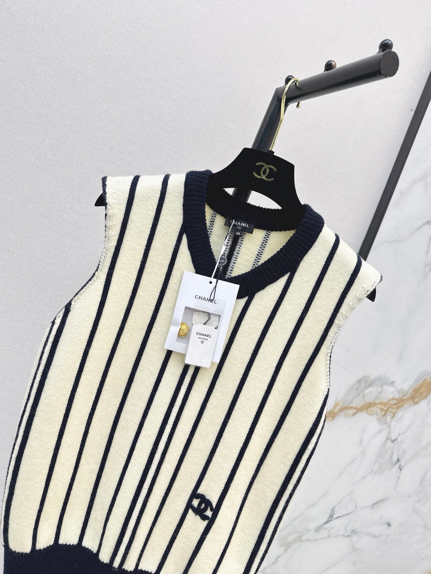 26FW New Vertical-Stripe V-Neck Knit Vest 🖤