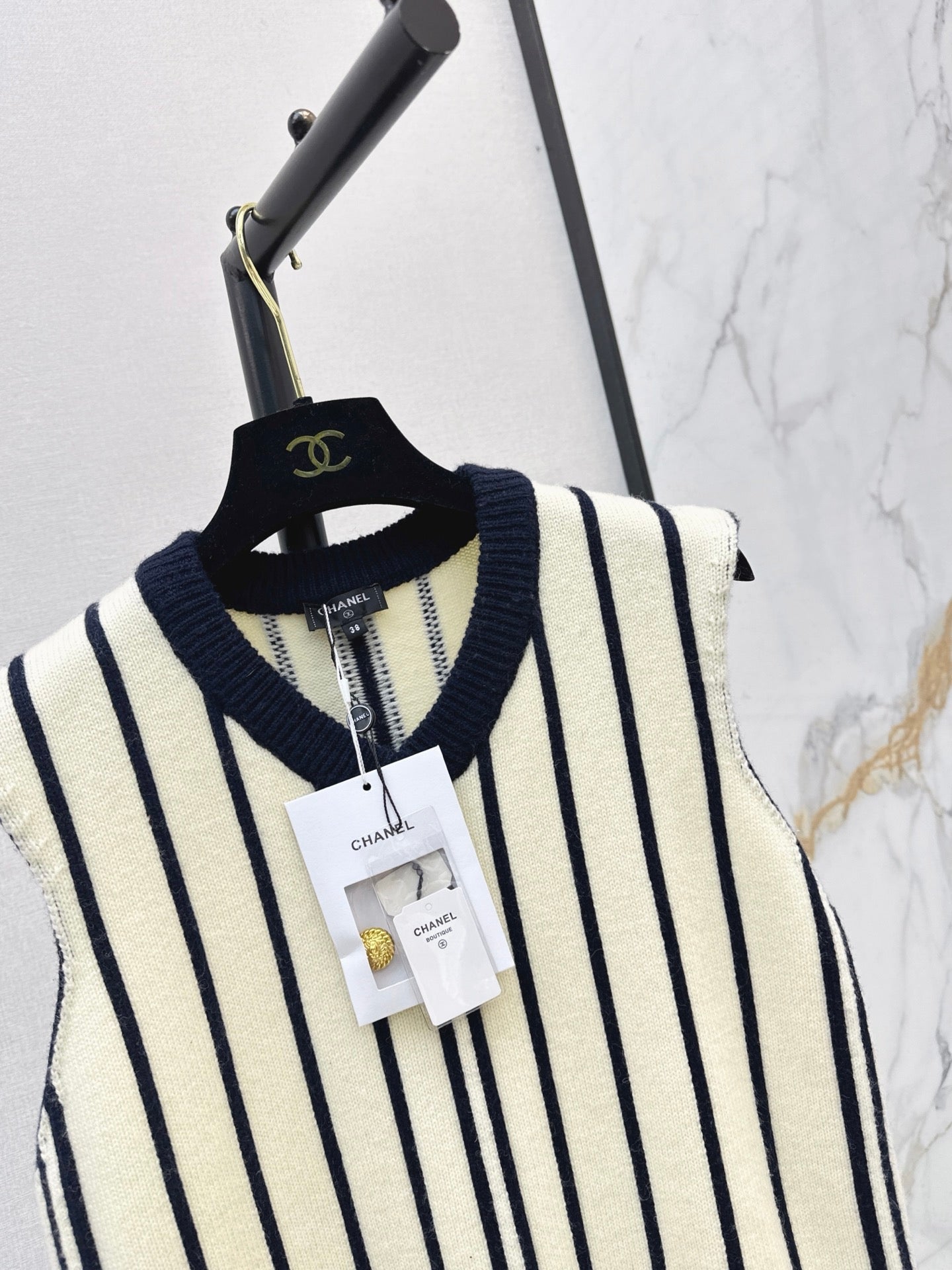 26FW New Vertical-Stripe V-Neck Knit Vest 🖤