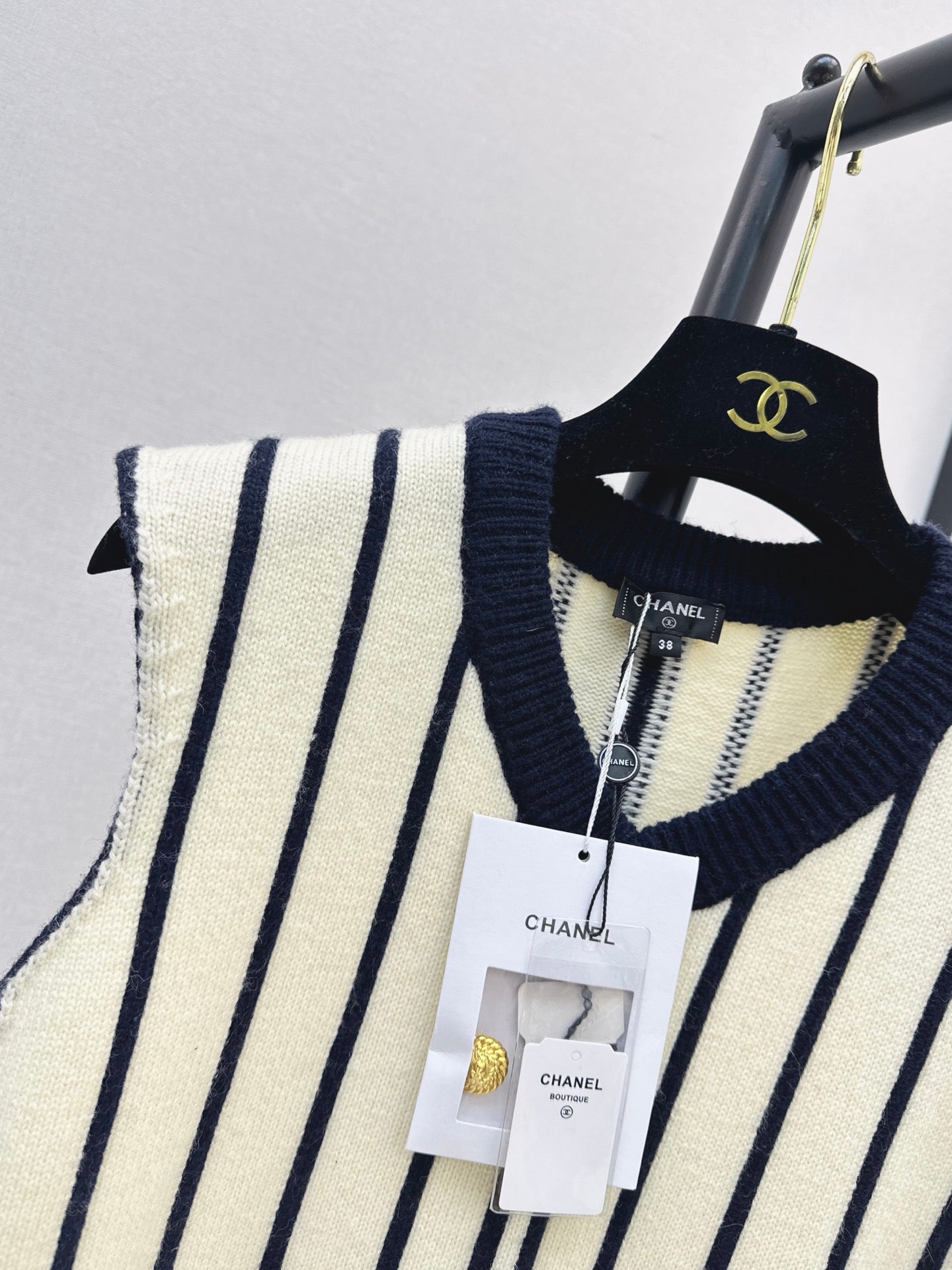 26FW New Vertical-Stripe V-Neck Knit Vest 🖤