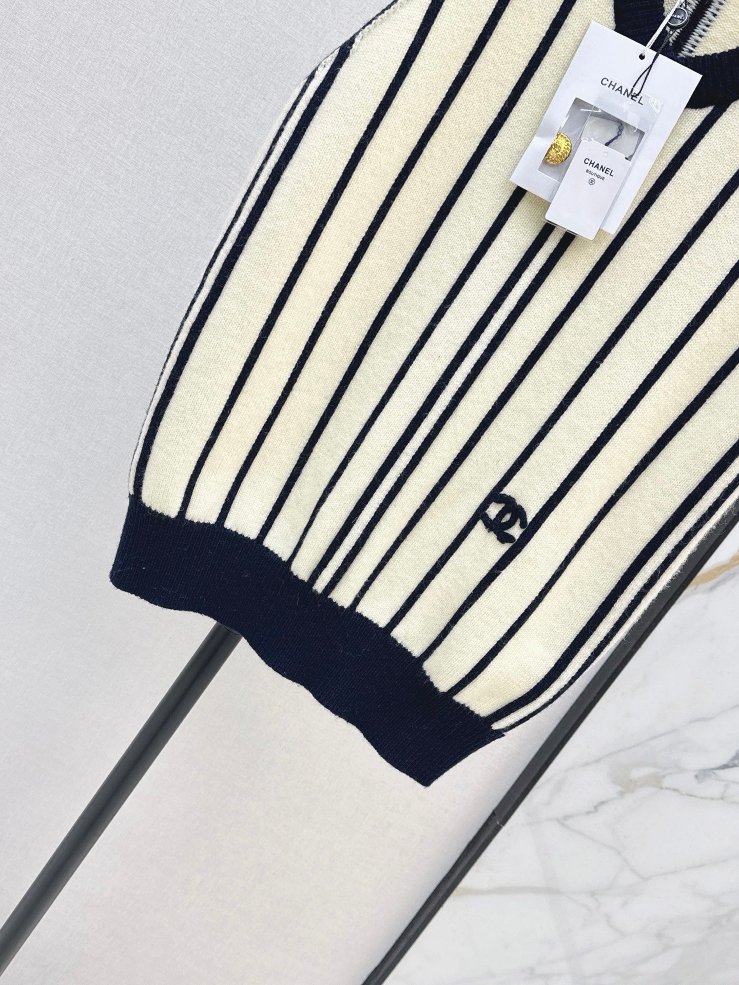 26FW New Vertical-Stripe V-Neck Knit Vest 🖤