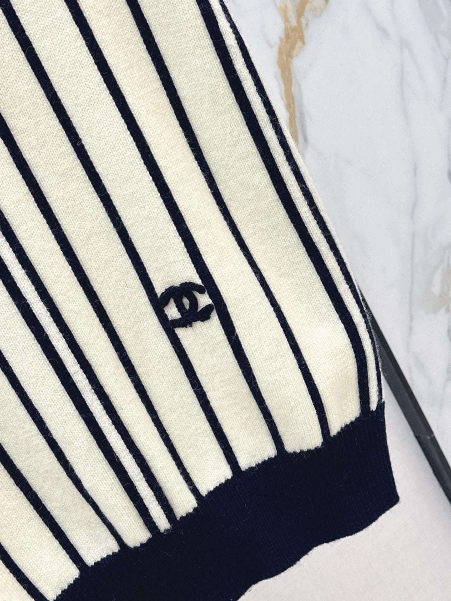 26FW New Vertical-Stripe V-Neck Knit Vest 🖤