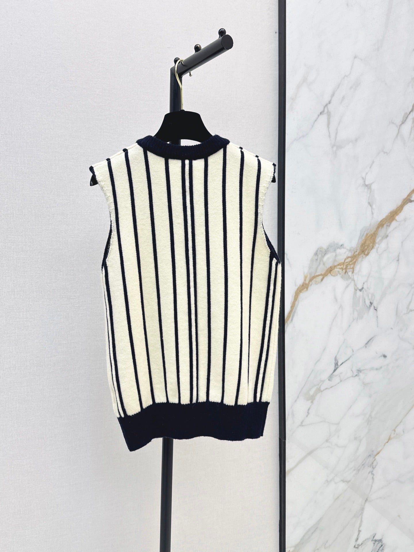 26FW New Vertical-Stripe V-Neck Knit Vest 🖤