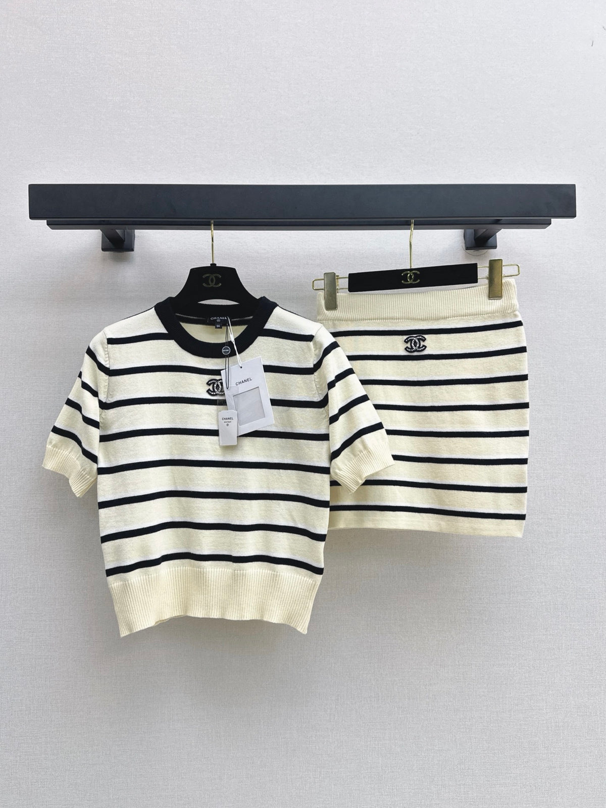 26FW New: Short-sleeved striped knit top + knit hip-hugging skirt set 🖤