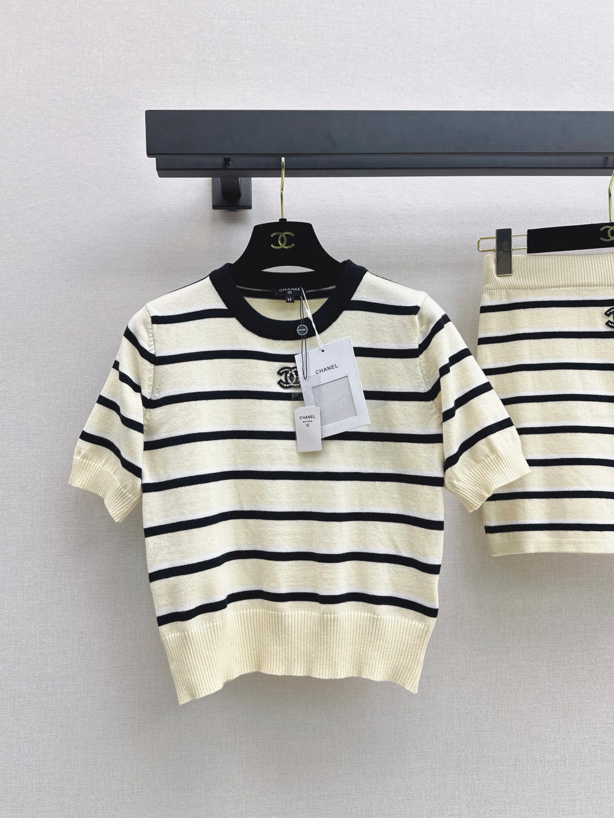 26FW New: Short-sleeved striped knit top + knit hip-hugging skirt set 🖤