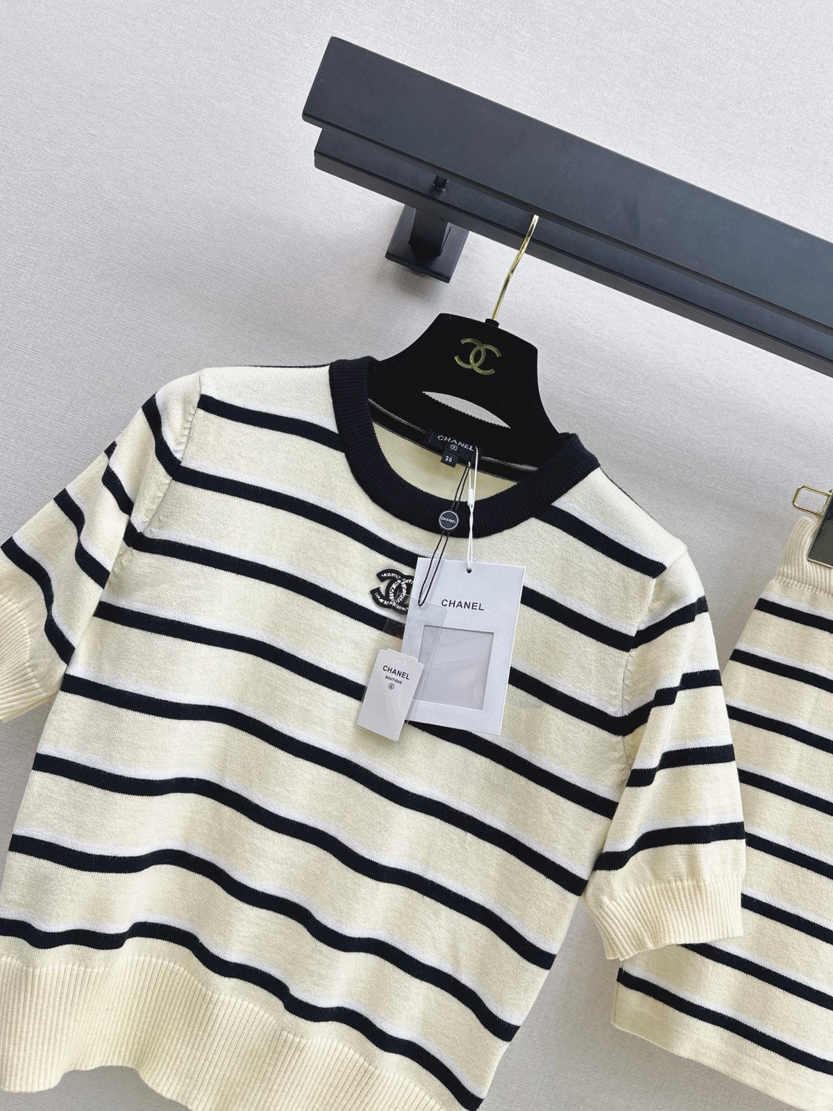 26FW New: Short-sleeved striped knit top + knit hip-hugging skirt set 🖤