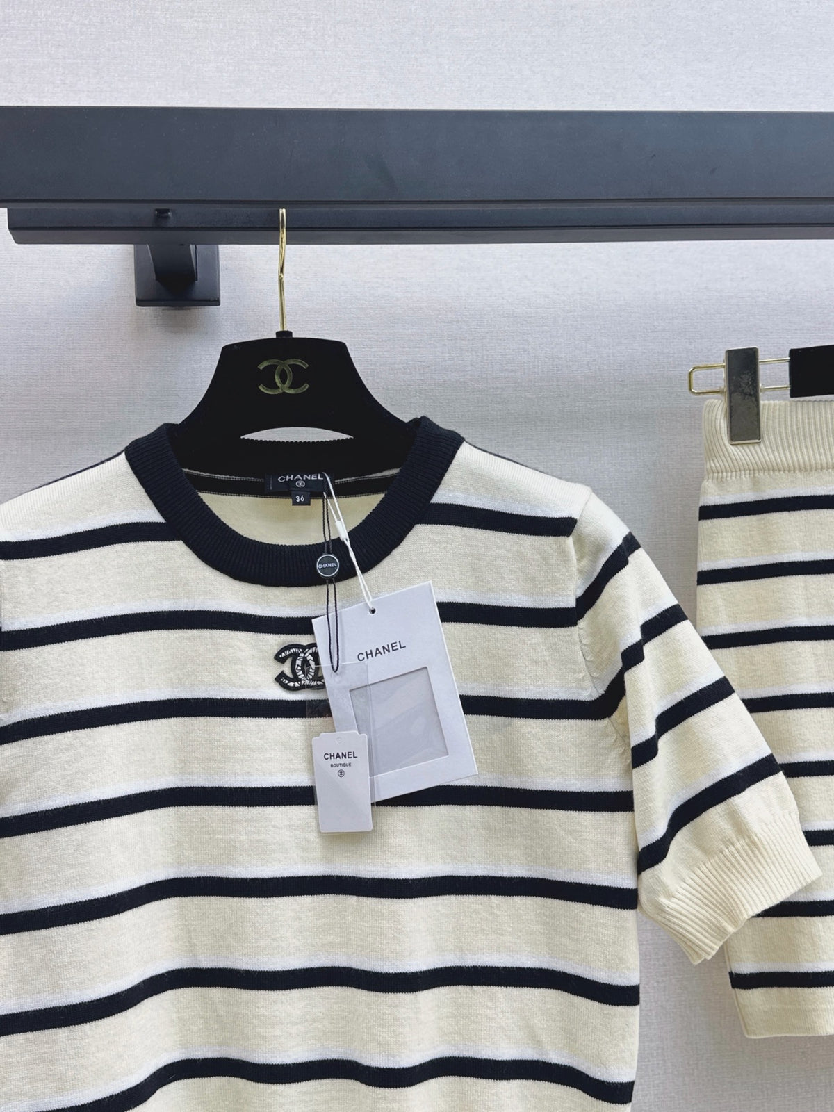 26FW New: Short-sleeved striped knit top + knit hip-hugging skirt set 🖤