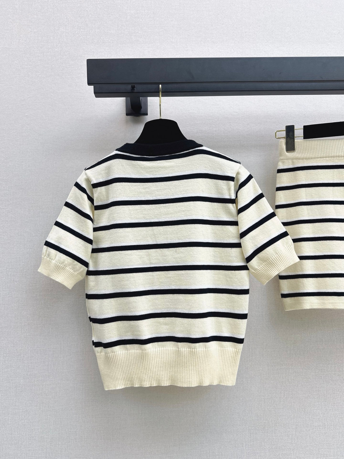 26FW New: Short-sleeved striped knit top + knit hip-hugging skirt set 🖤