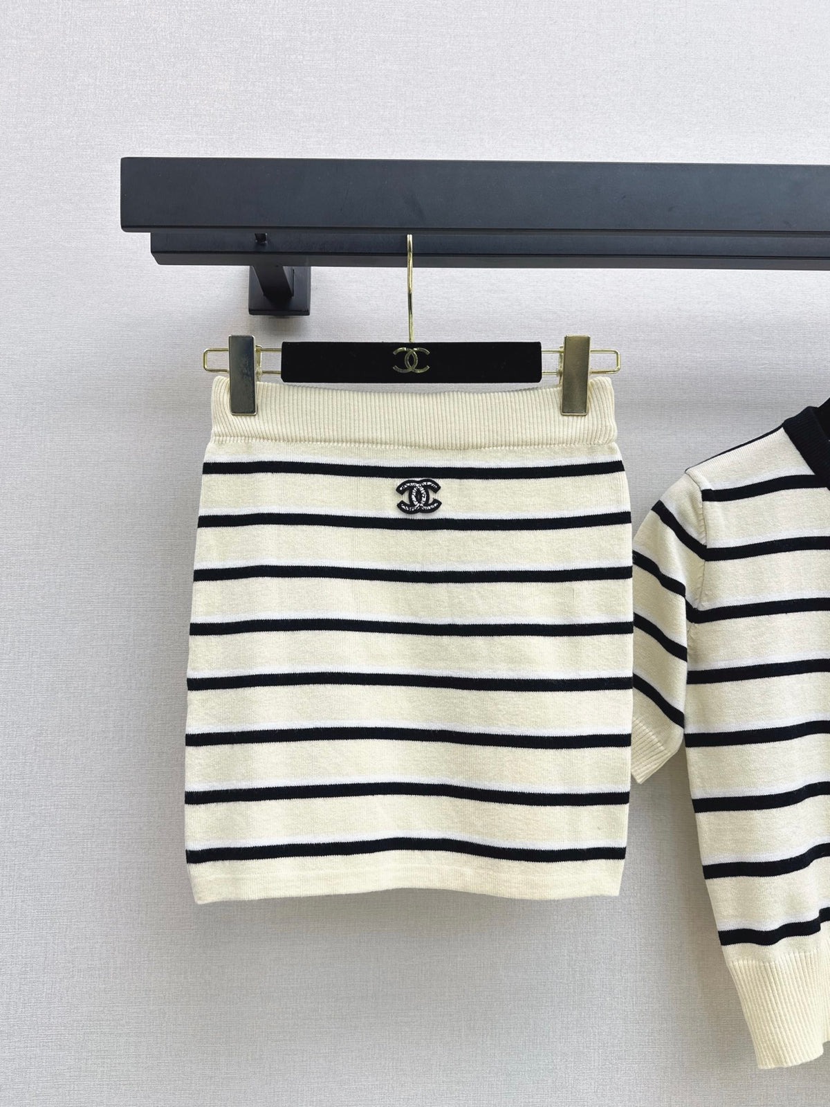 26FW New: Short-sleeved striped knit top + knit hip-hugging skirt set 🖤