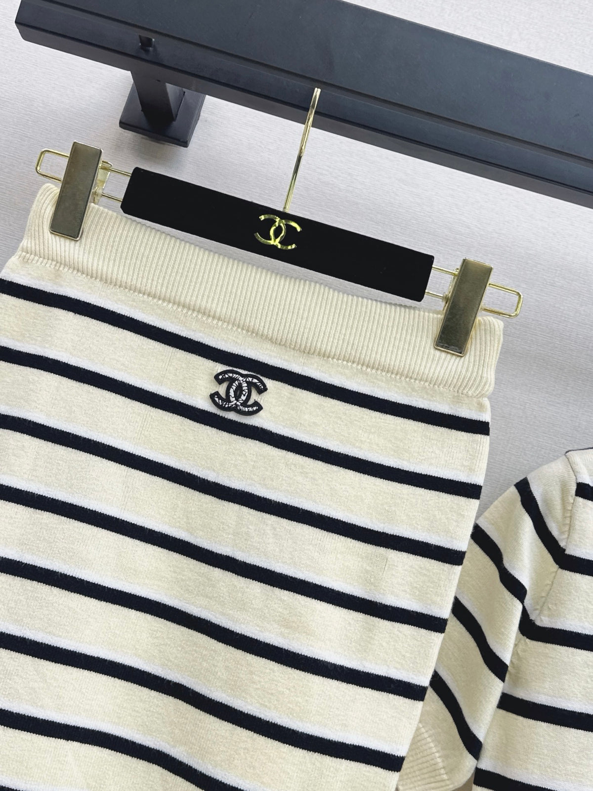 26FW New: Short-sleeved striped knit top + knit hip-hugging skirt set 🖤