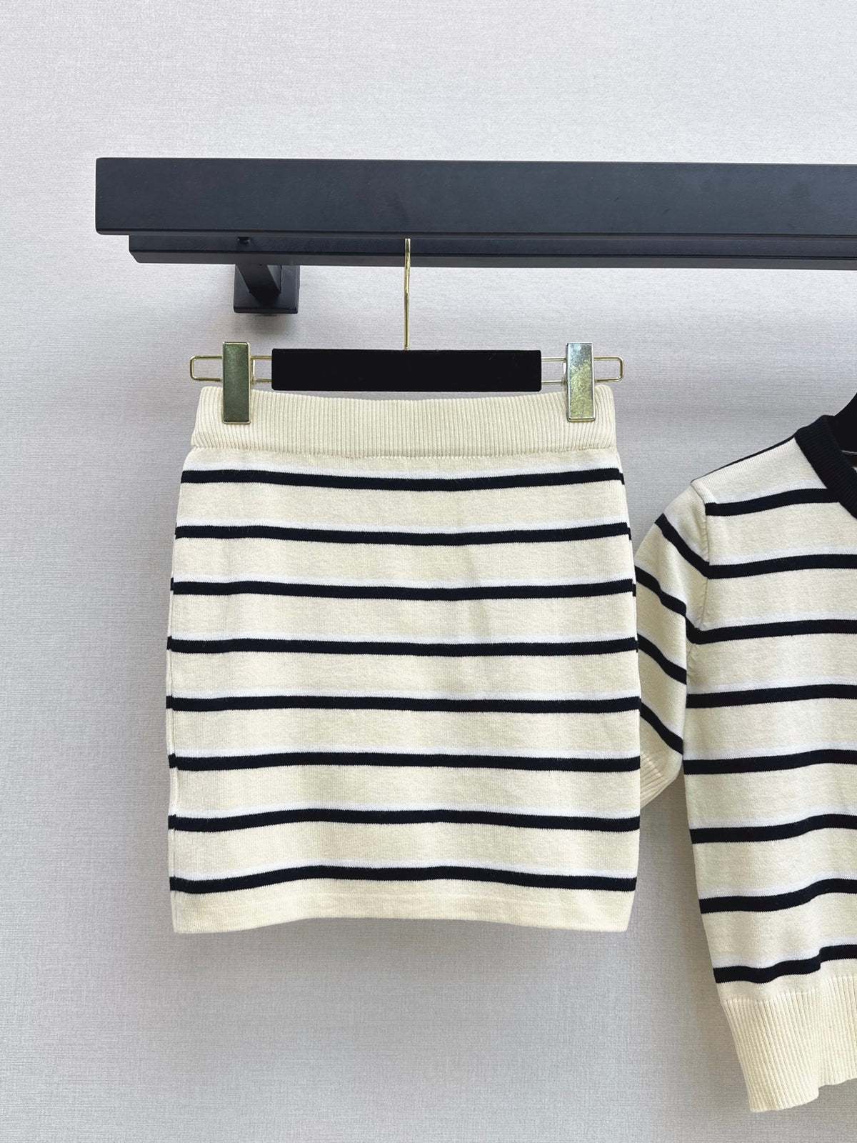 26FW New: Short-sleeved striped knit top + knit hip-hugging skirt set 🖤