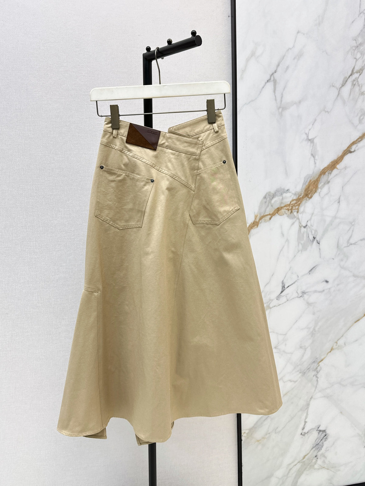 26FW New High-Waisted Skirt with Asymmetric Paneled Design 🤎