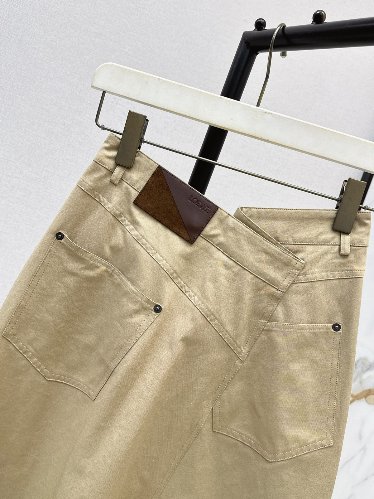26FW New High-Waisted Skirt with Asymmetric Paneled Design 🤎