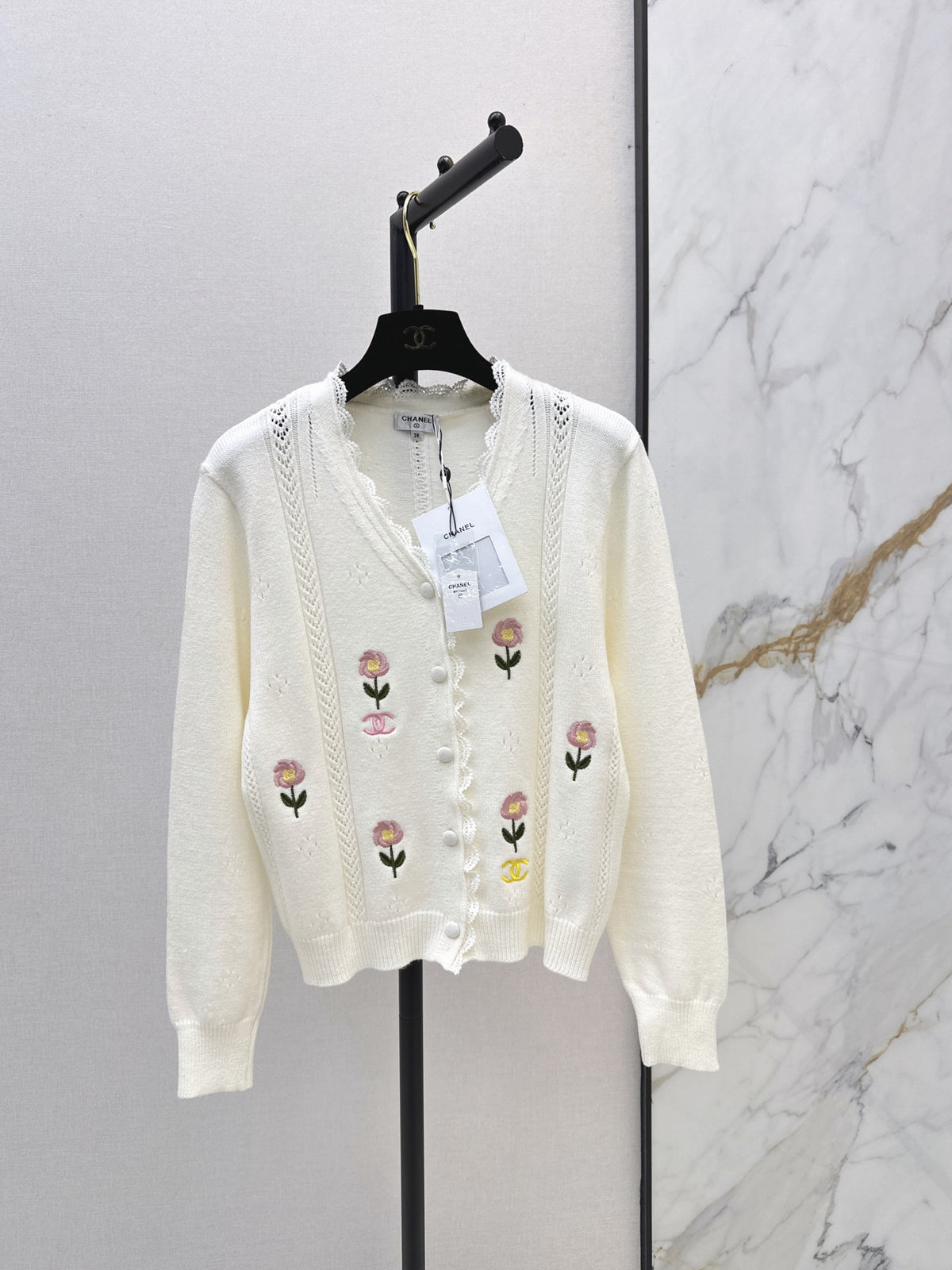 26FW New Embroidered Floral V-Neck Knit Cardigan 🤍