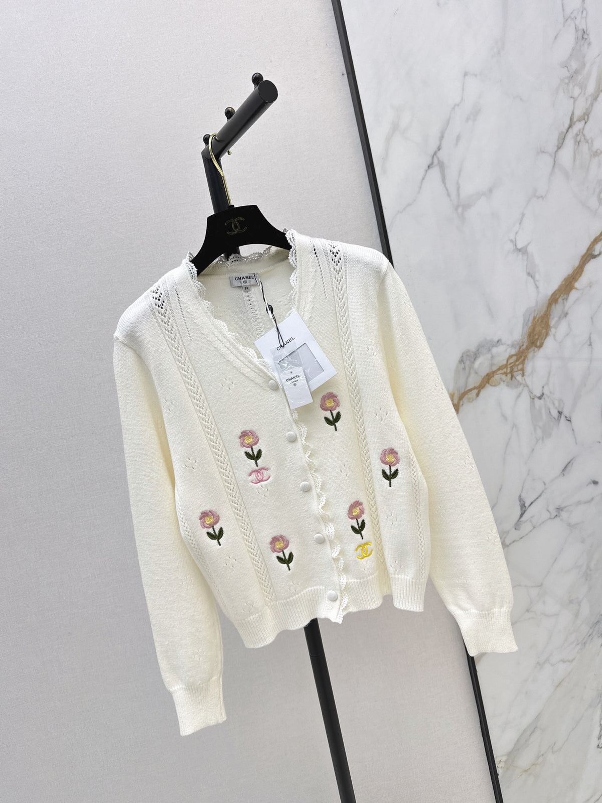 26FW New Embroidered Floral V-Neck Knit Cardigan 🤍