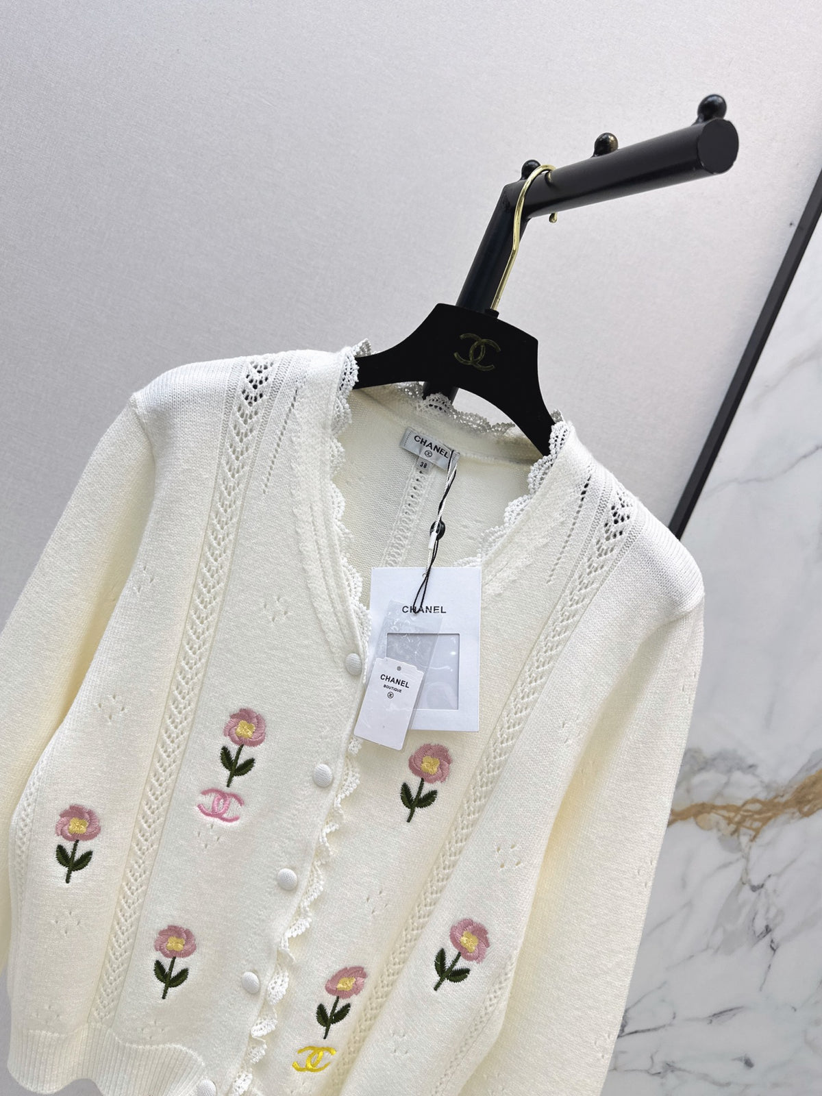 26FW New Embroidered Floral V-Neck Knit Cardigan 🤍