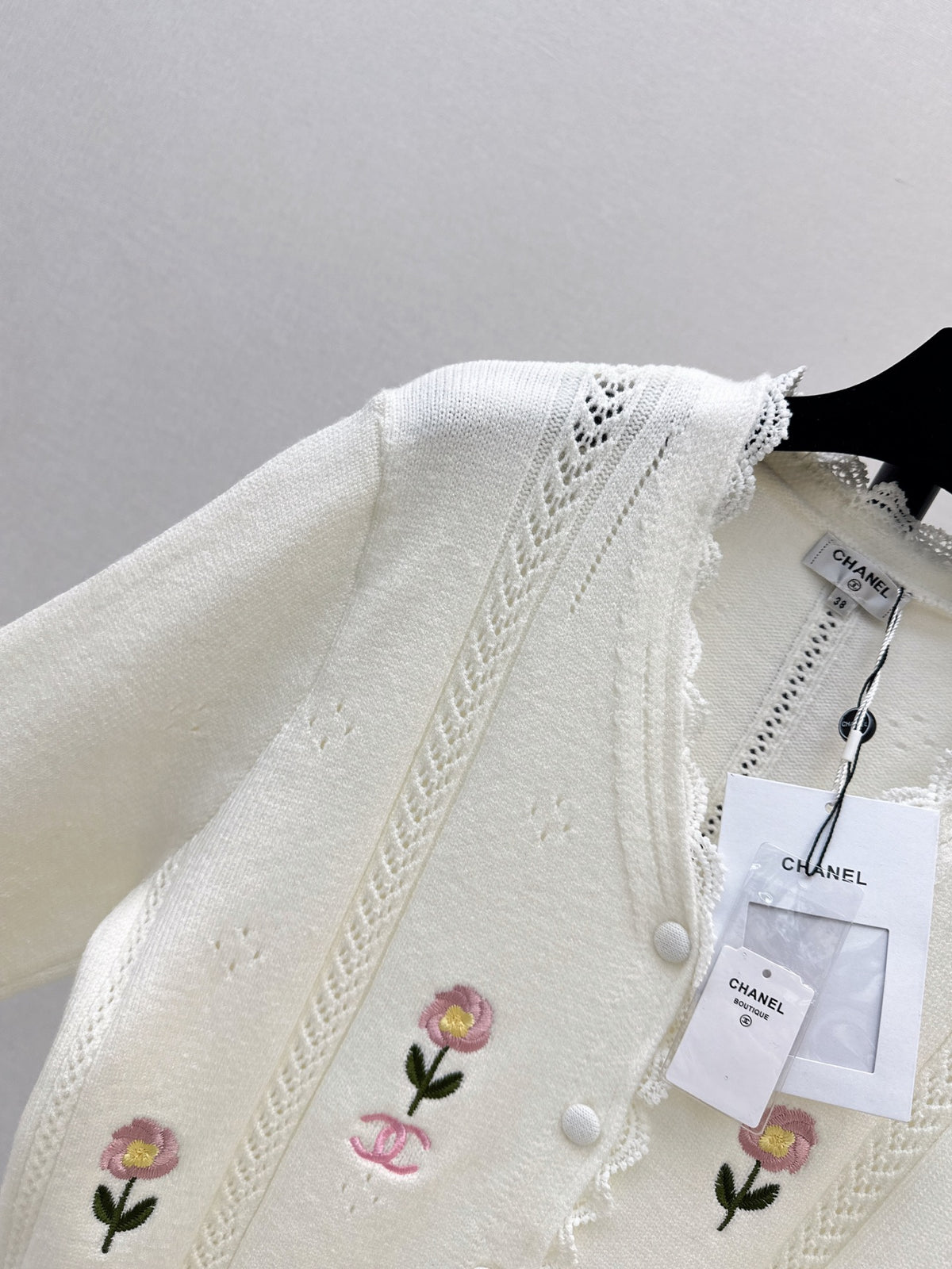 26FW New Embroidered Floral V-Neck Knit Cardigan 🤍