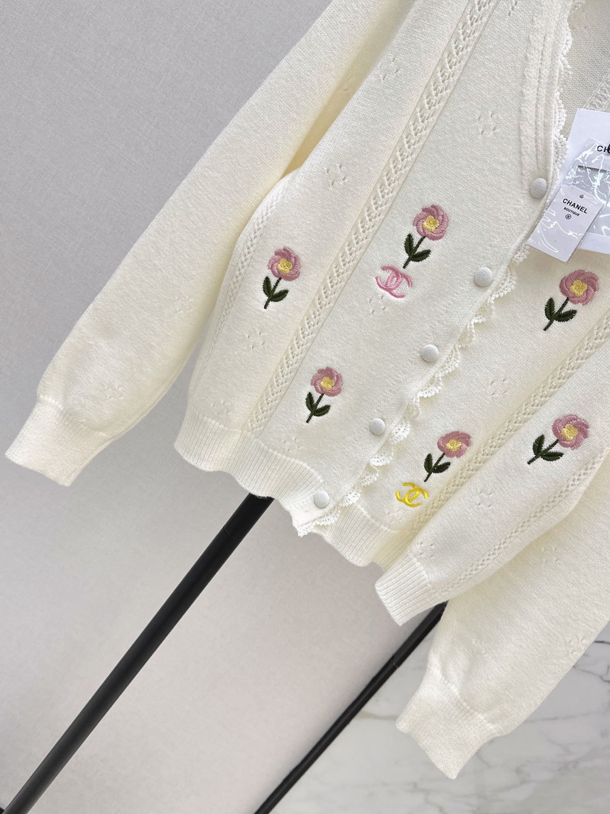 26FW New Embroidered Floral V-Neck Knit Cardigan 🤍