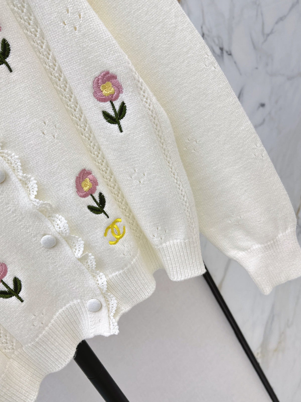 26FW New Embroidered Floral V-Neck Knit Cardigan 🤍