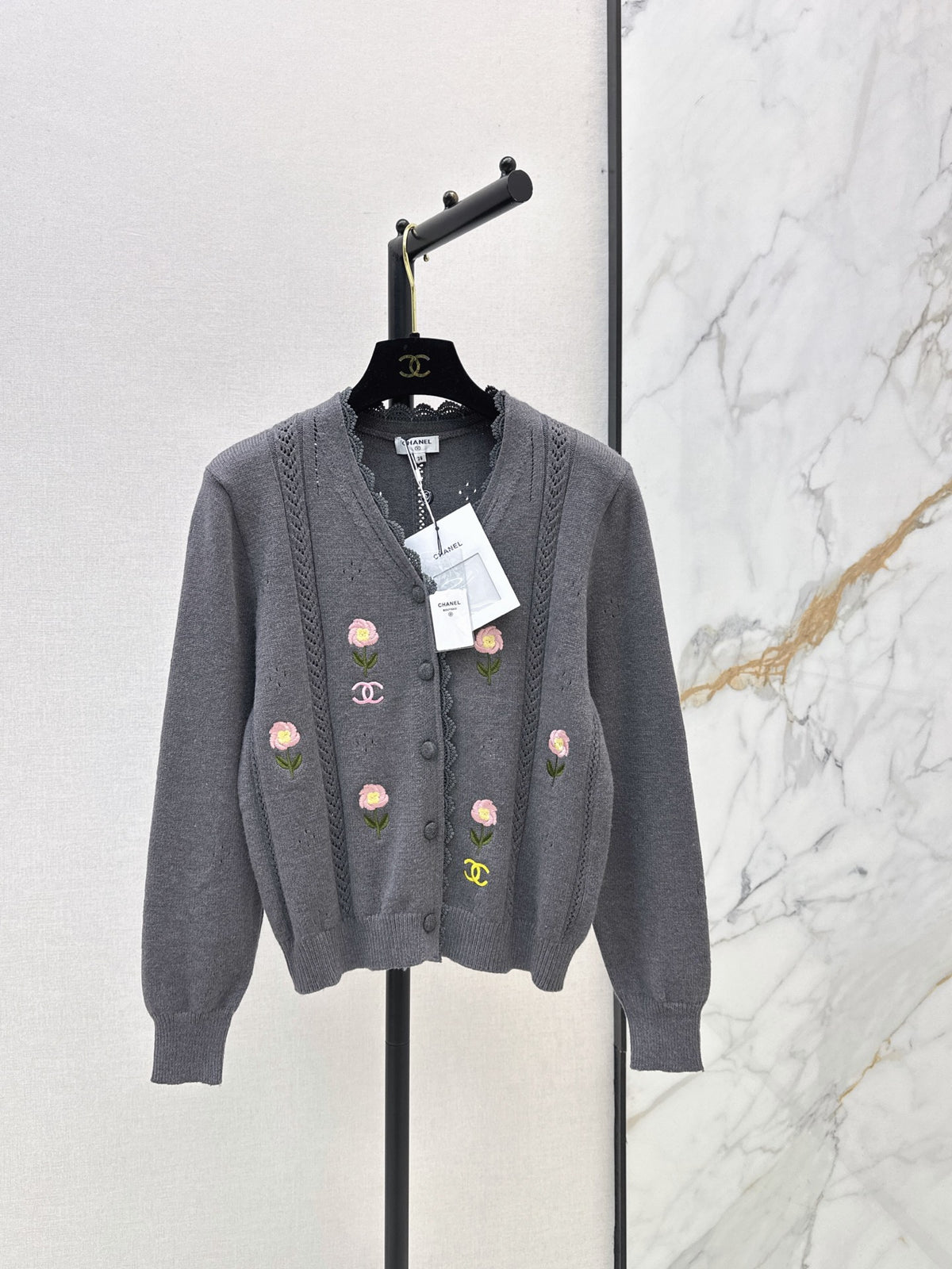 26FW New Embroidered Floral V-Neck Knit Cardigan 🤍