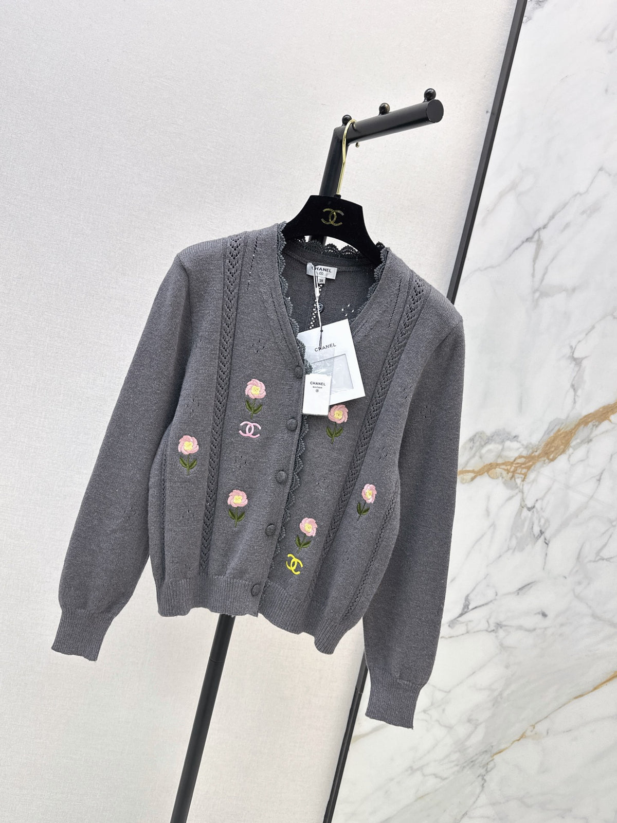 26FW New Embroidered Floral V-Neck Knit Cardigan 🤍