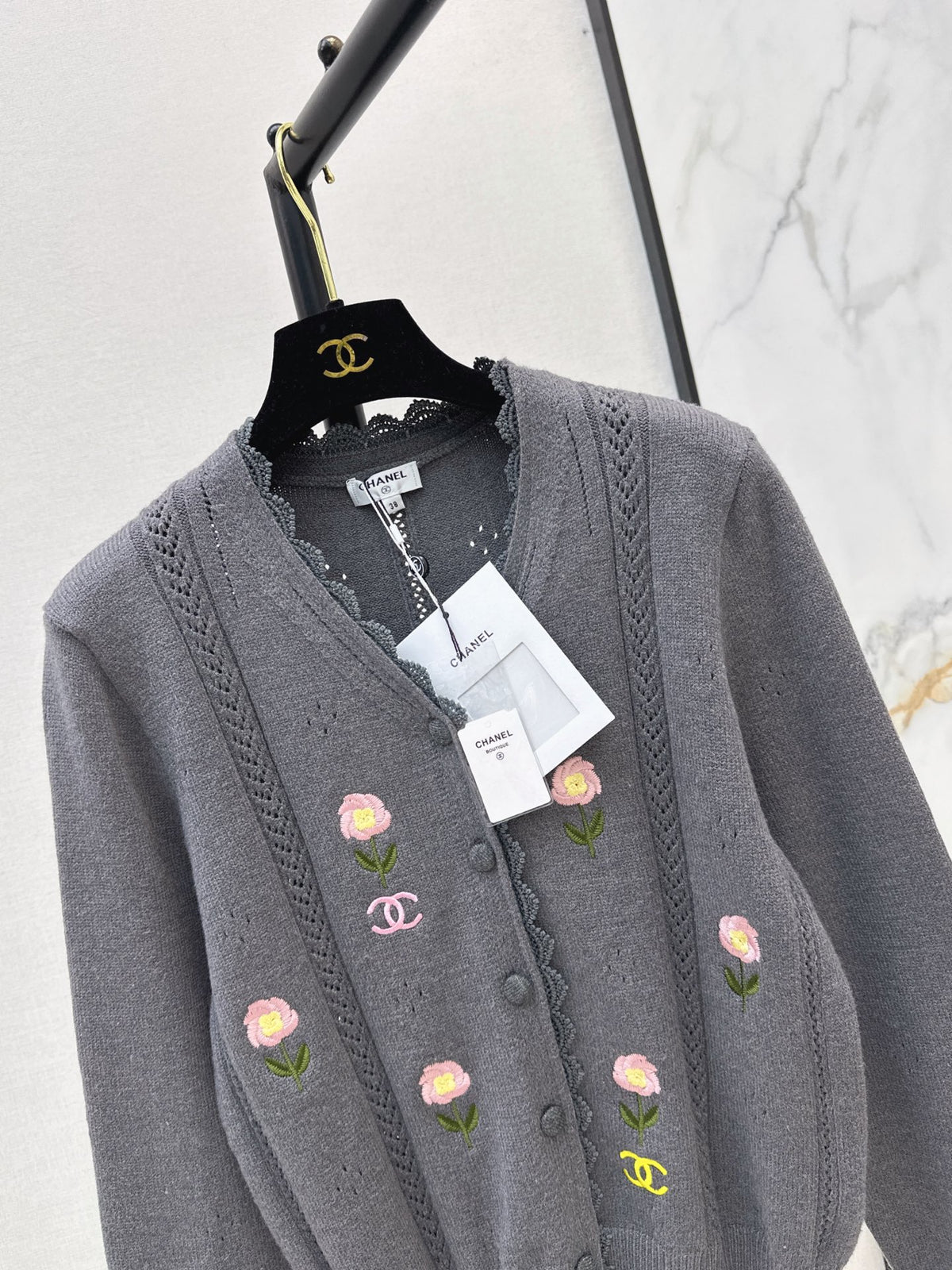 26FW New Embroidered Floral V-Neck Knit Cardigan 🤍