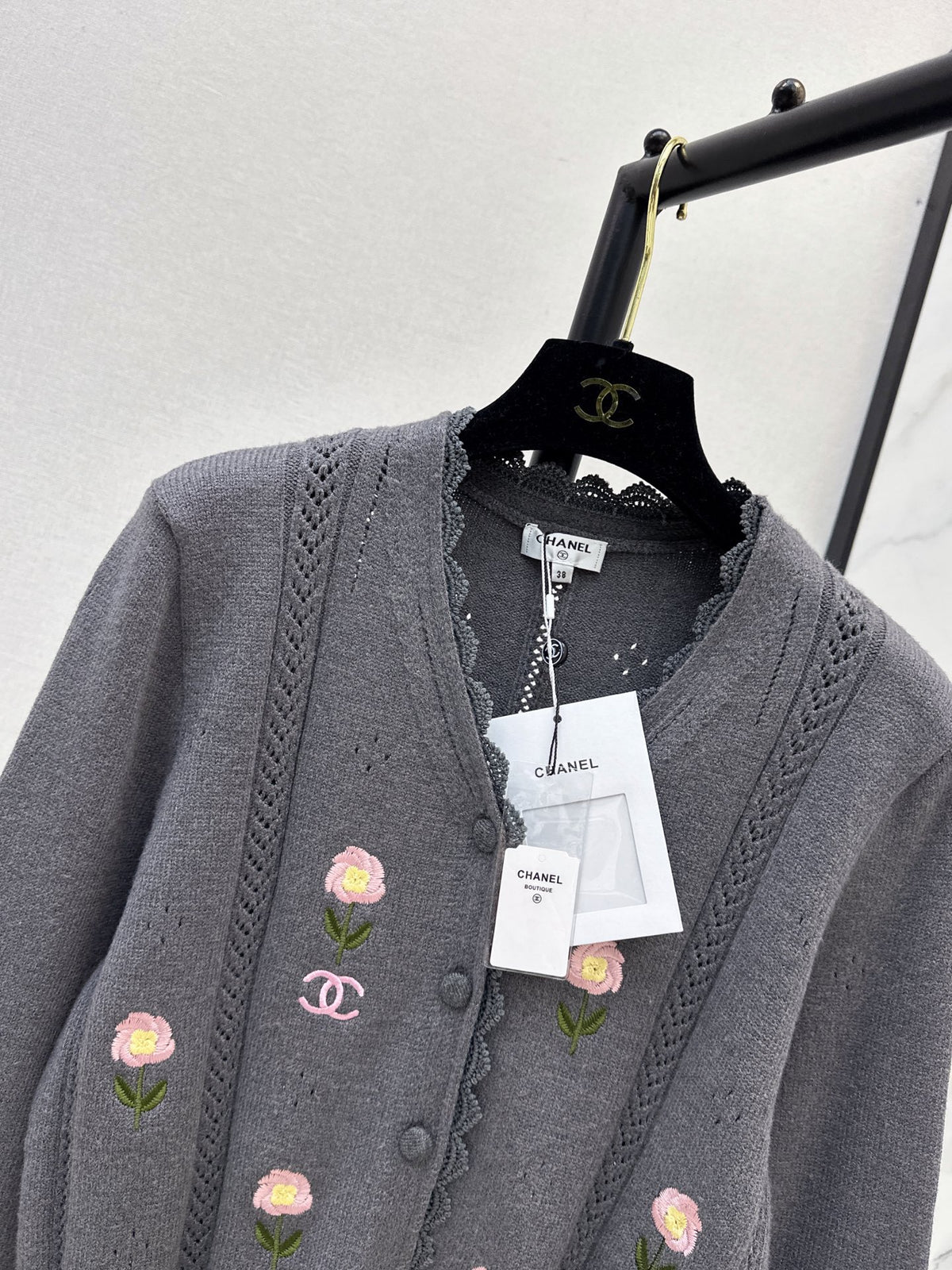26FW New Embroidered Floral V-Neck Knit Cardigan 🤍