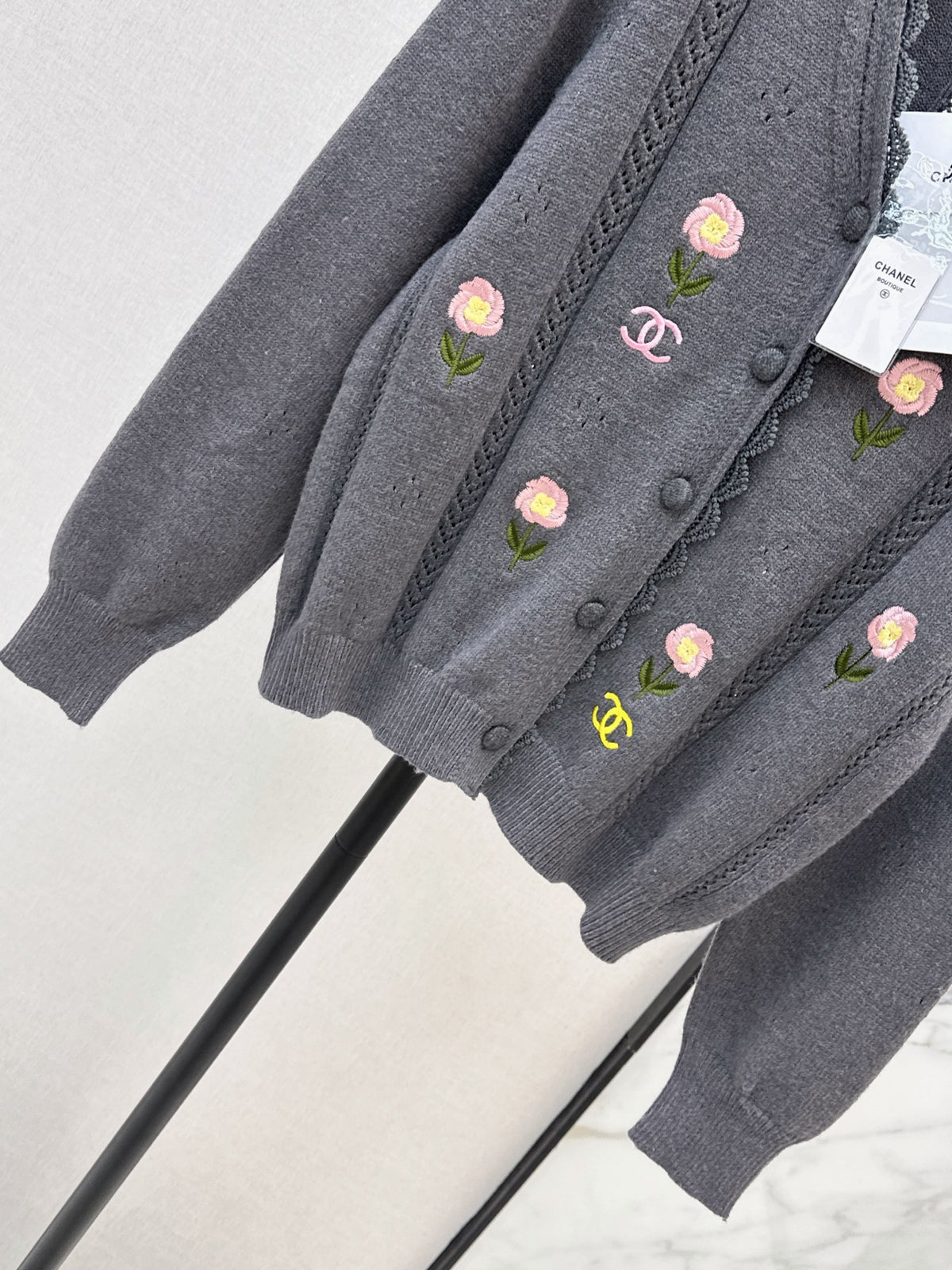 26FW New Embroidered Floral V-Neck Knit Cardigan 🤍