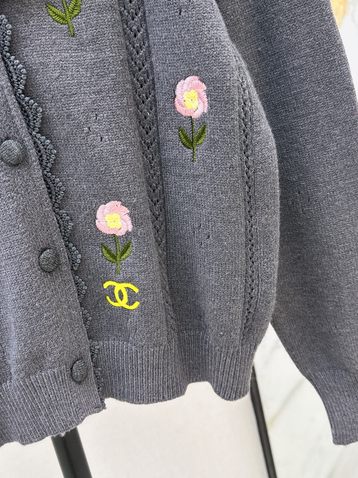 26FW New Embroidered Floral V-Neck Knit Cardigan 🤍