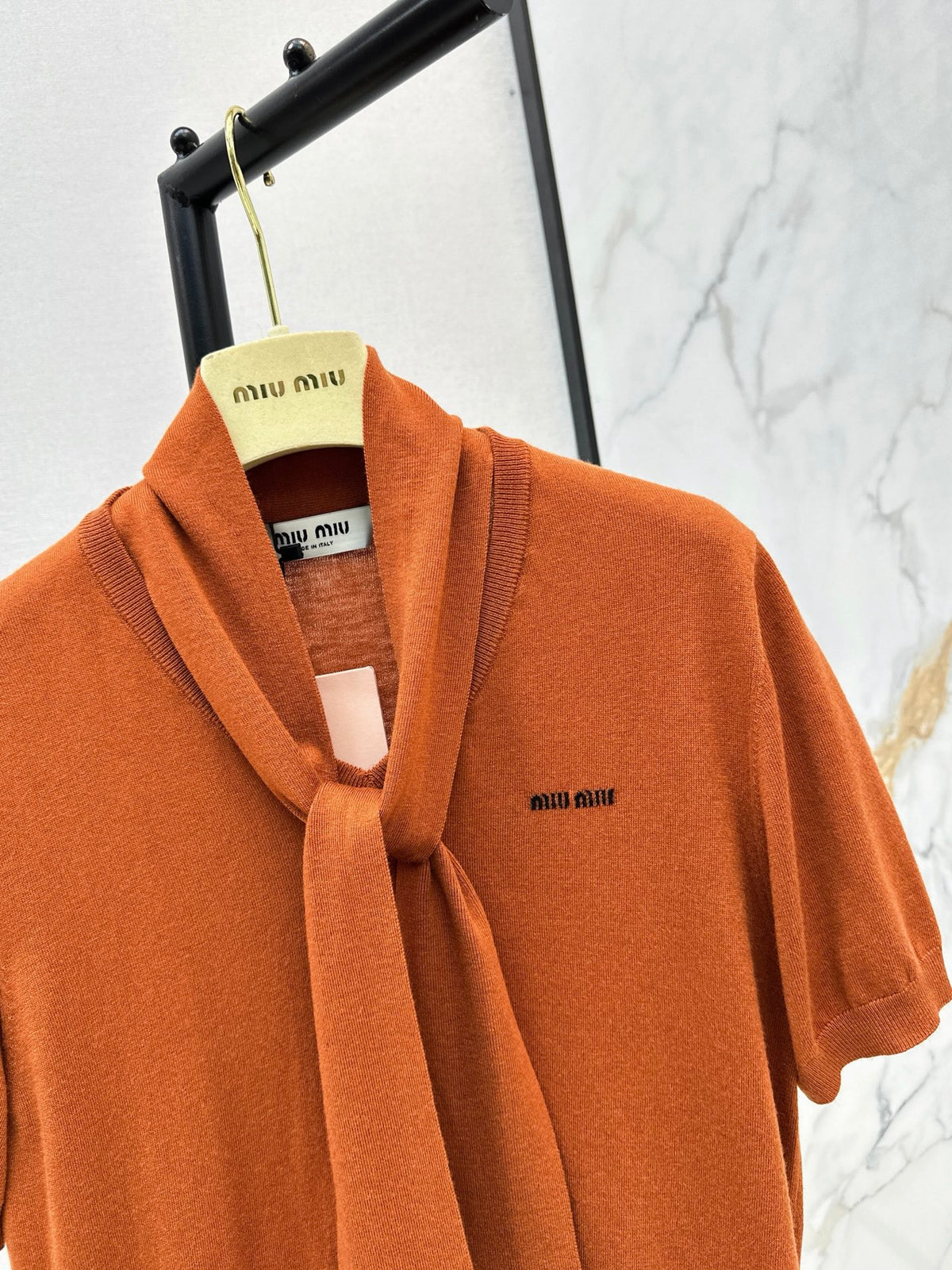26FW New Caramel-Toned Short-Sleeve Knit Top with Ribbon Detail 🤎