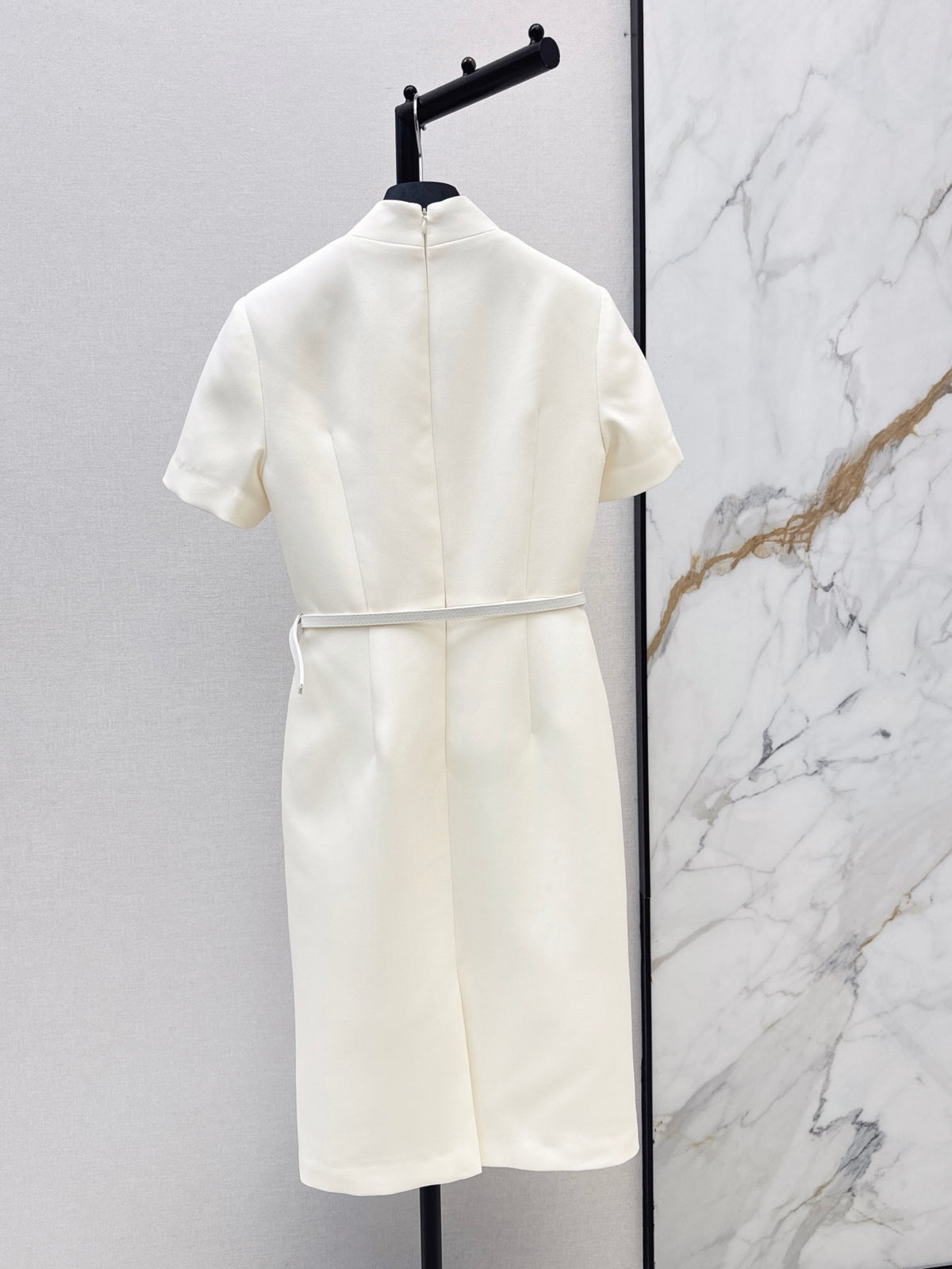 26FW New Off-White Short-Sleeve Dress with Cinched Waist 🤍