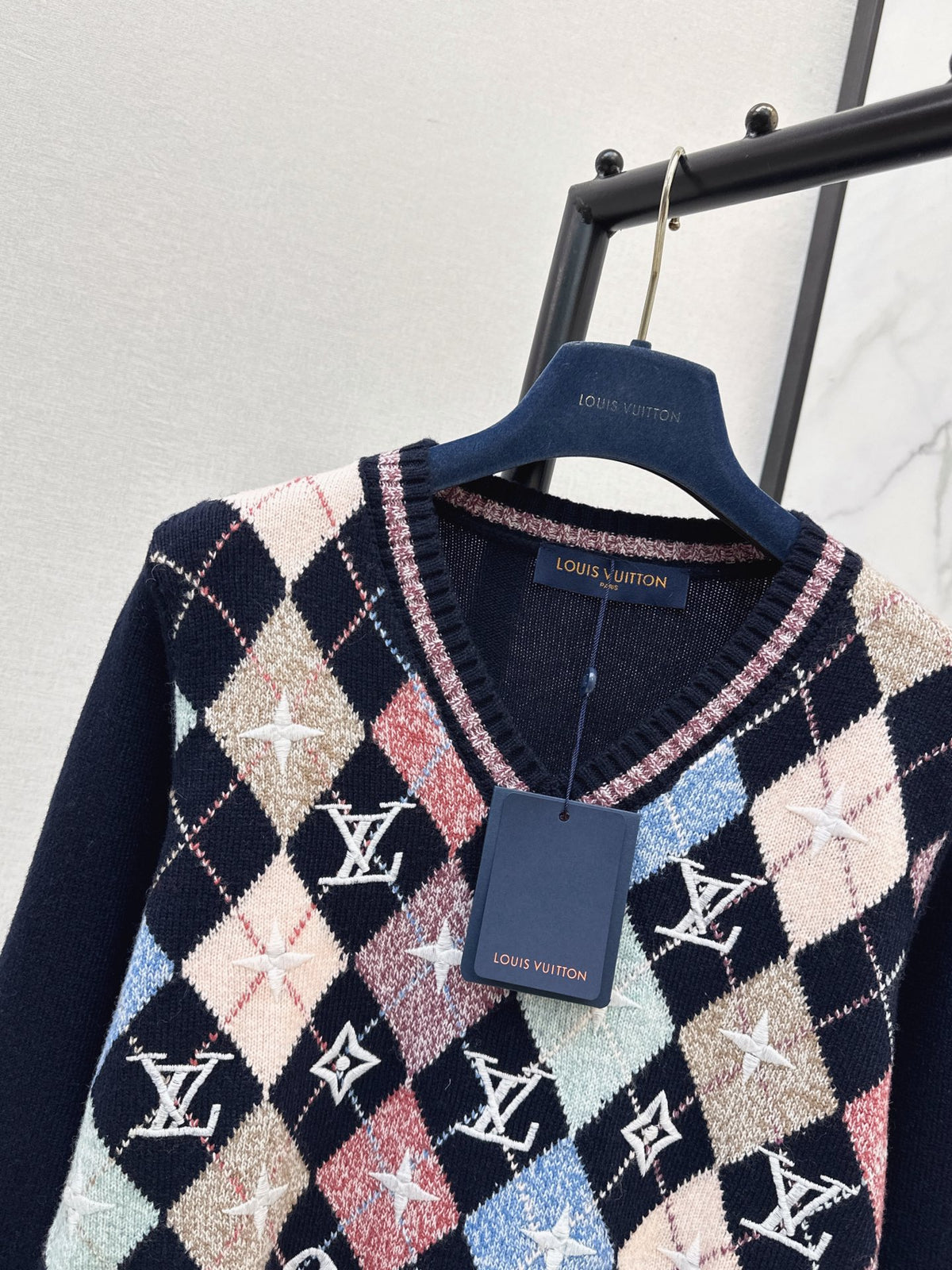 26FW New Quilted-Pattern V-Neck Knit Sweater 🖤