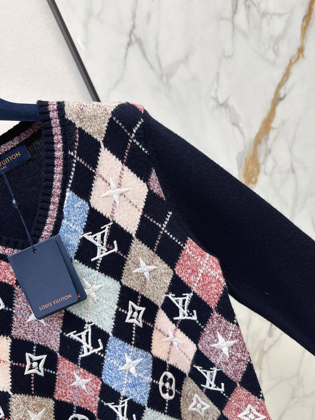 26FW New Quilted-Pattern V-Neck Knit Sweater 🖤