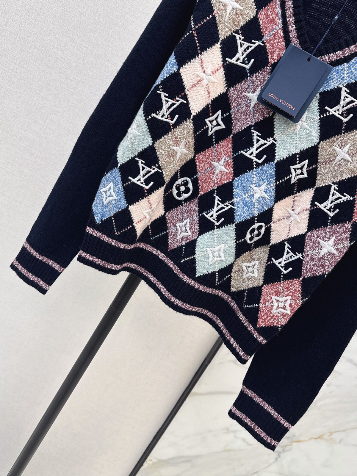 26FW New Quilted-Pattern V-Neck Knit Sweater 🖤