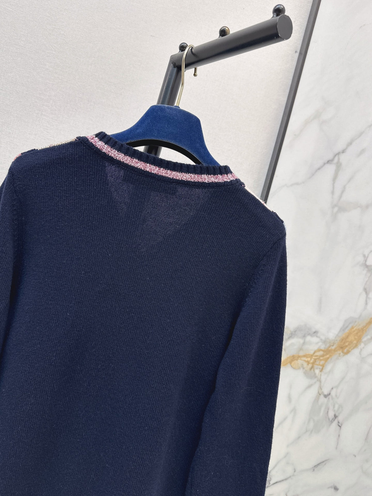26FW New Quilted-Pattern V-Neck Knit Sweater 🖤